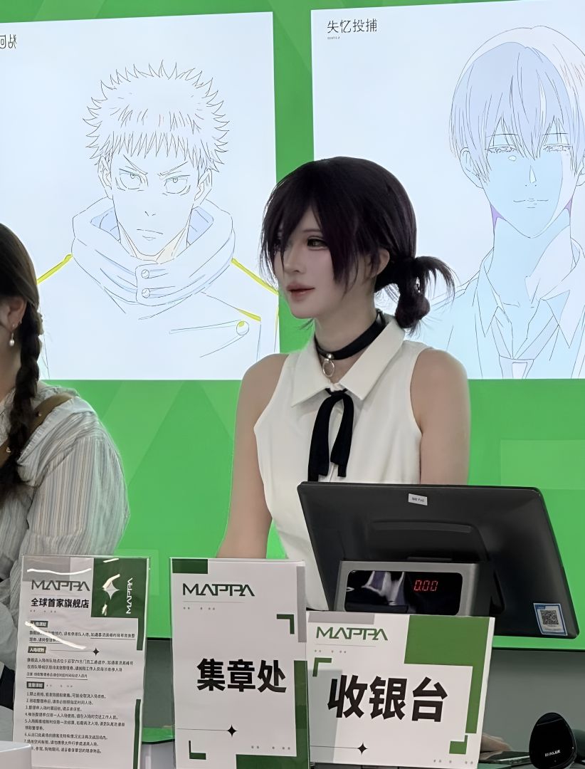 Nữ nhân viên cosplay Reze (Chainsaw Man) quá giống bản gốc, fan đòi mua sạch shop chỉ để được "quẹt thẻ"- Ảnh 1.