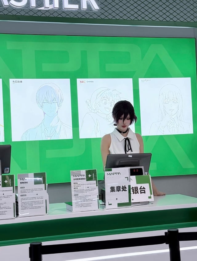 Nữ nhân viên cosplay Reze (Chainsaw Man) quá giống bản gốc, fan đòi mua sạch shop chỉ để được "quẹt thẻ"- Ảnh 2.