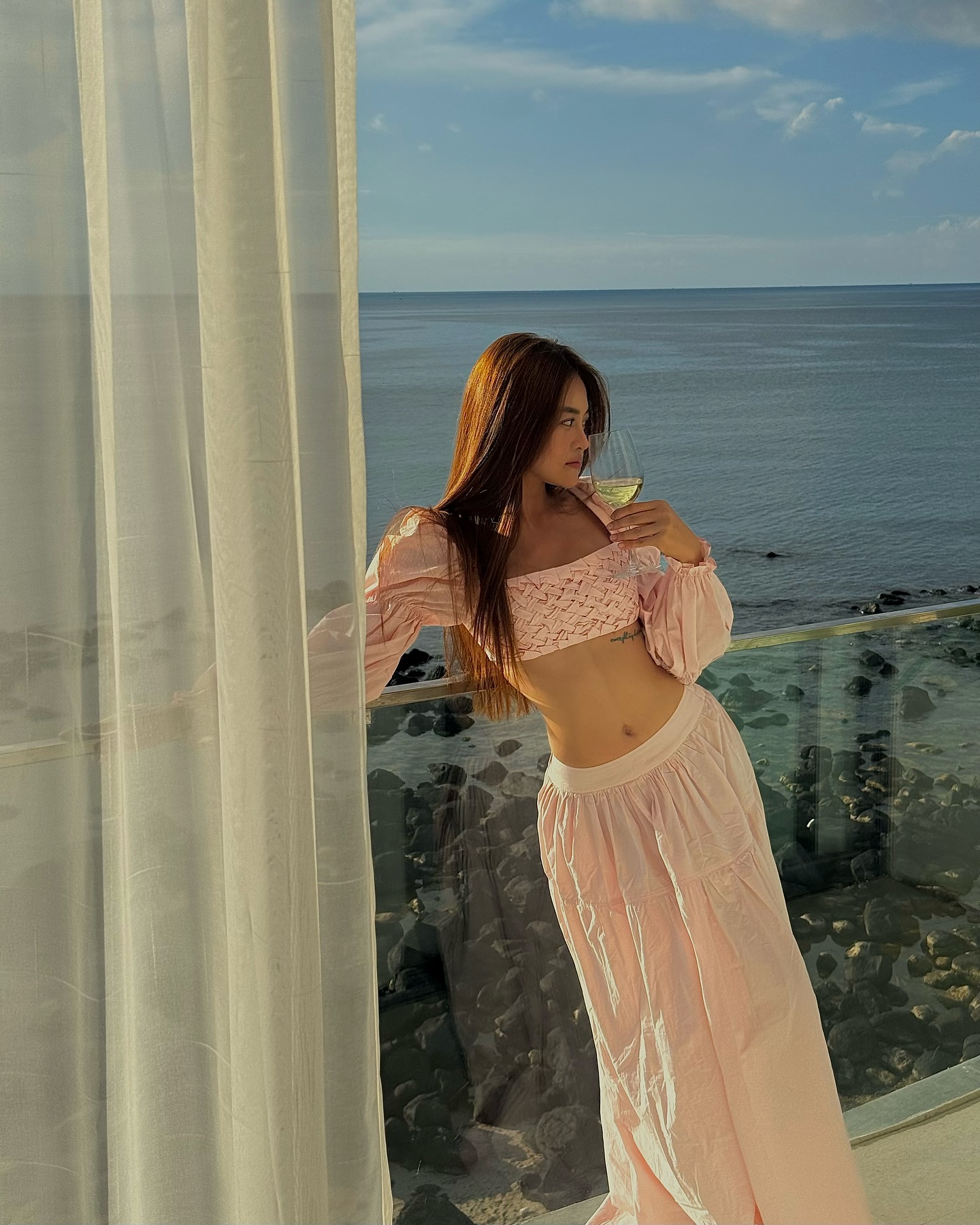 Việt Nam mới có một bóng lưng cực phẩm, lướt qua rất giống nữ chính tài phiệt trong phim ngôn tình- Ảnh 8.