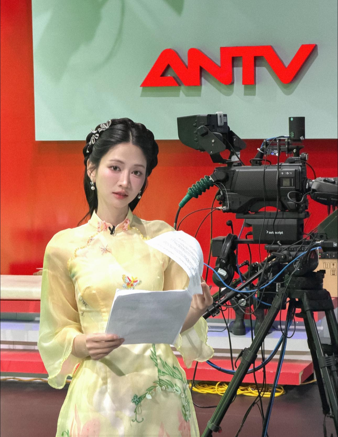 Lê Bống trổ tài "múa quạt" cực nghệ, fan phấn khích khen ngợi hết lời- Ảnh 5.