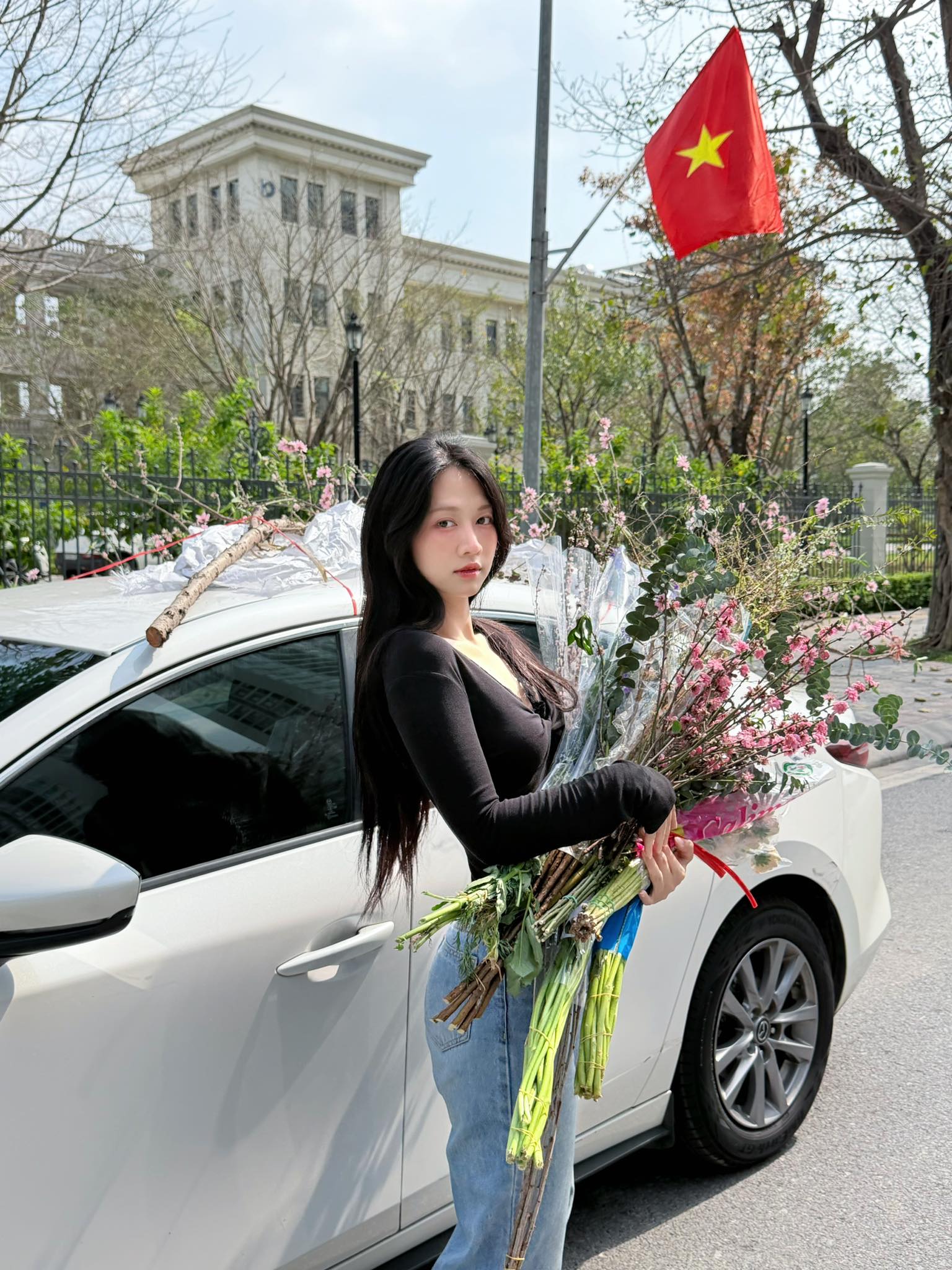 Lê Bống trổ tài "múa quạt" cực nghệ, fan phấn khích khen ngợi hết lời- Ảnh 1.