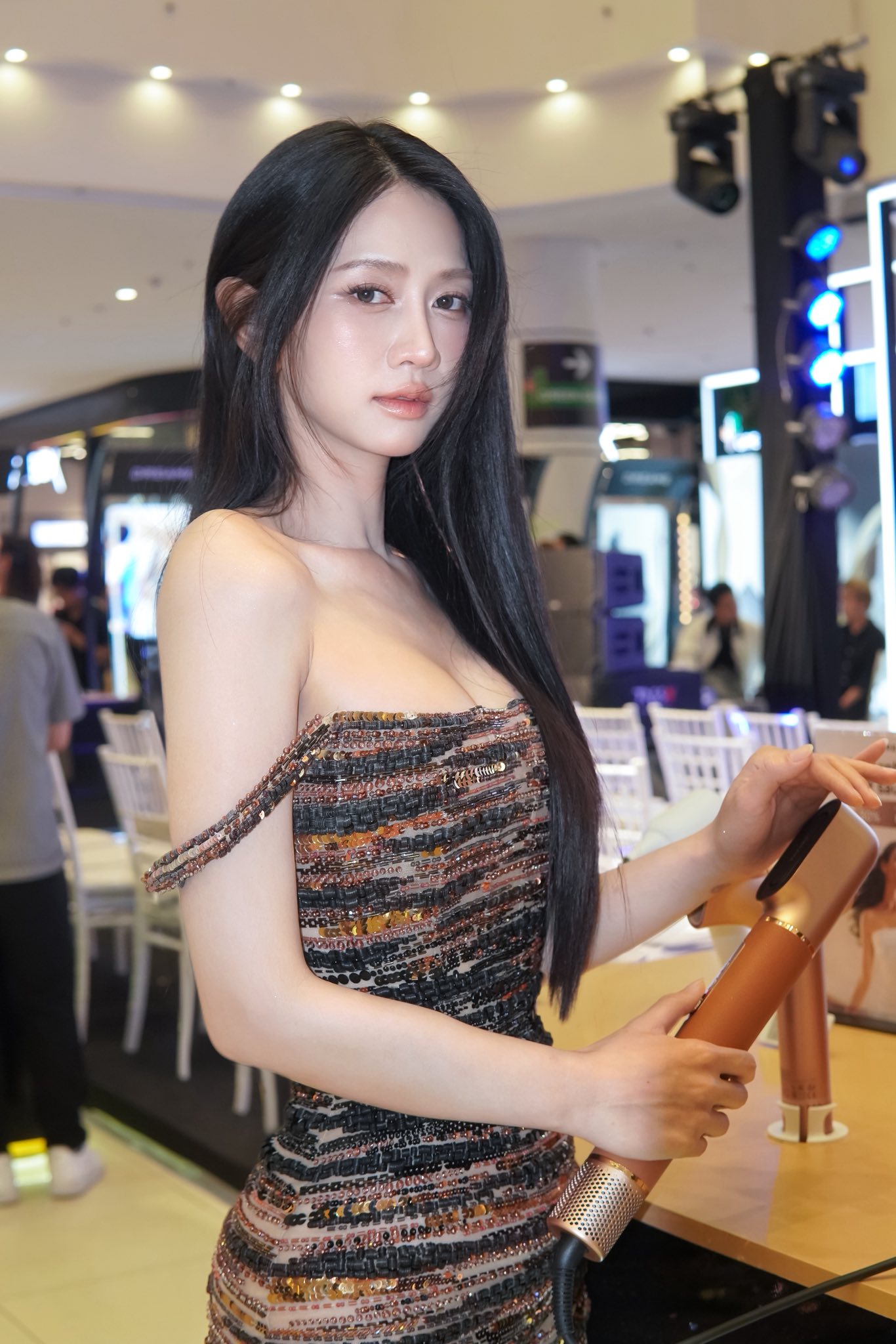 Lê Bống trổ tài "múa quạt" cực nghệ, fan phấn khích khen ngợi hết lời- Ảnh 4.