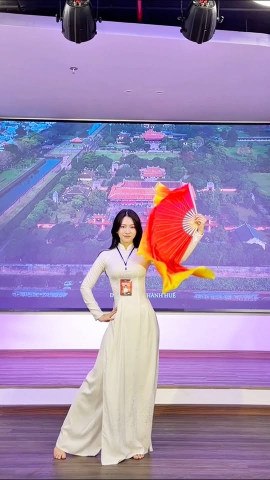 Lê Bống trổ tài "múa quạt" cực nghệ, fan phấn khích khen ngợi hết lời- Ảnh 2.