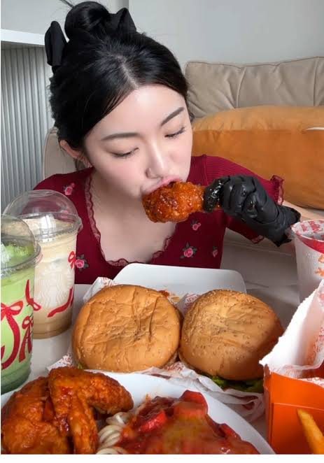 Trầm trồ vóc dáng hotgirl mukbang, ăn thả ga vòng eo vẫn mướt mượt- Ảnh 2.