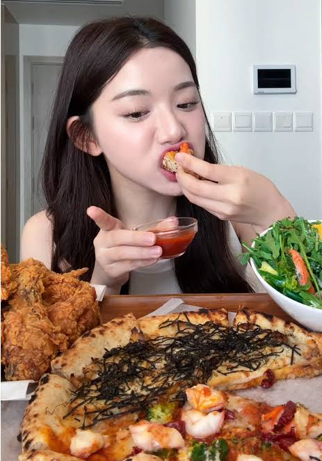 Trầm trồ vóc dáng hotgirl mukbang, ăn thả ga vòng eo vẫn mướt mượt- Ảnh 1.