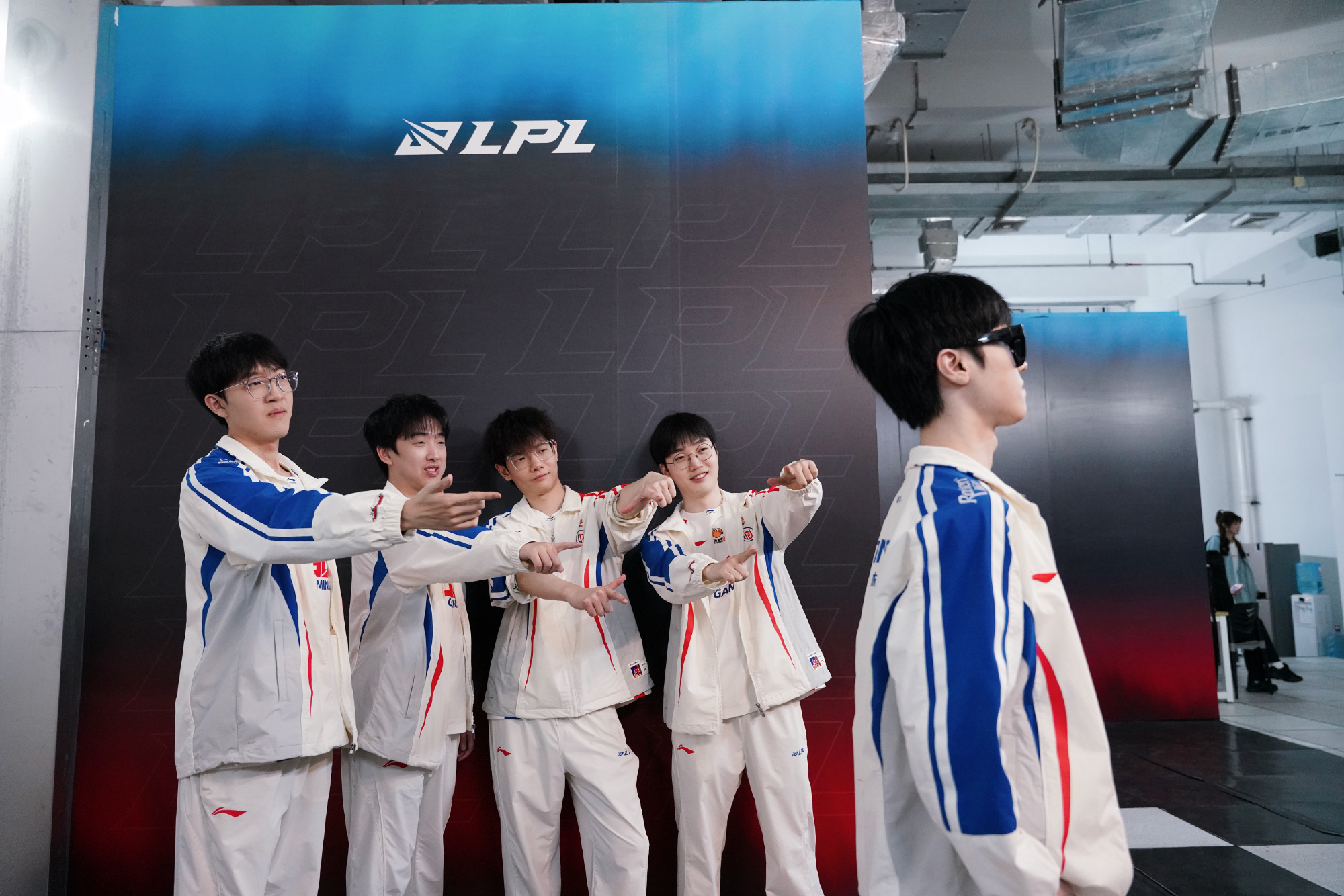 Cú "pause game" ở LPL khiến cộng đồng LMHT tranh cãi, nghi vấn "chiêu trò"- Ảnh 1.