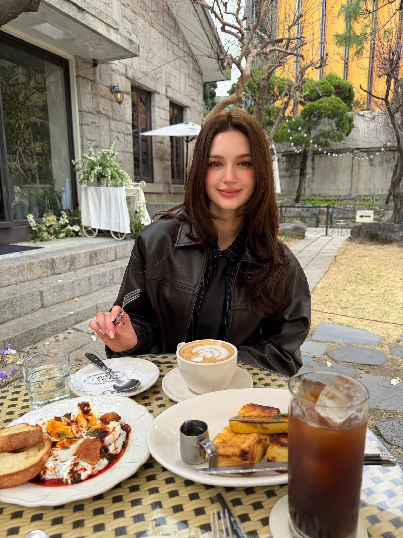 Ghé thăm Việt Nam, "hot mom" người Nga khiến dân tình bấn loạn, đua nhau "tư vấn" hết sức nhiệt tình- Ảnh 4.