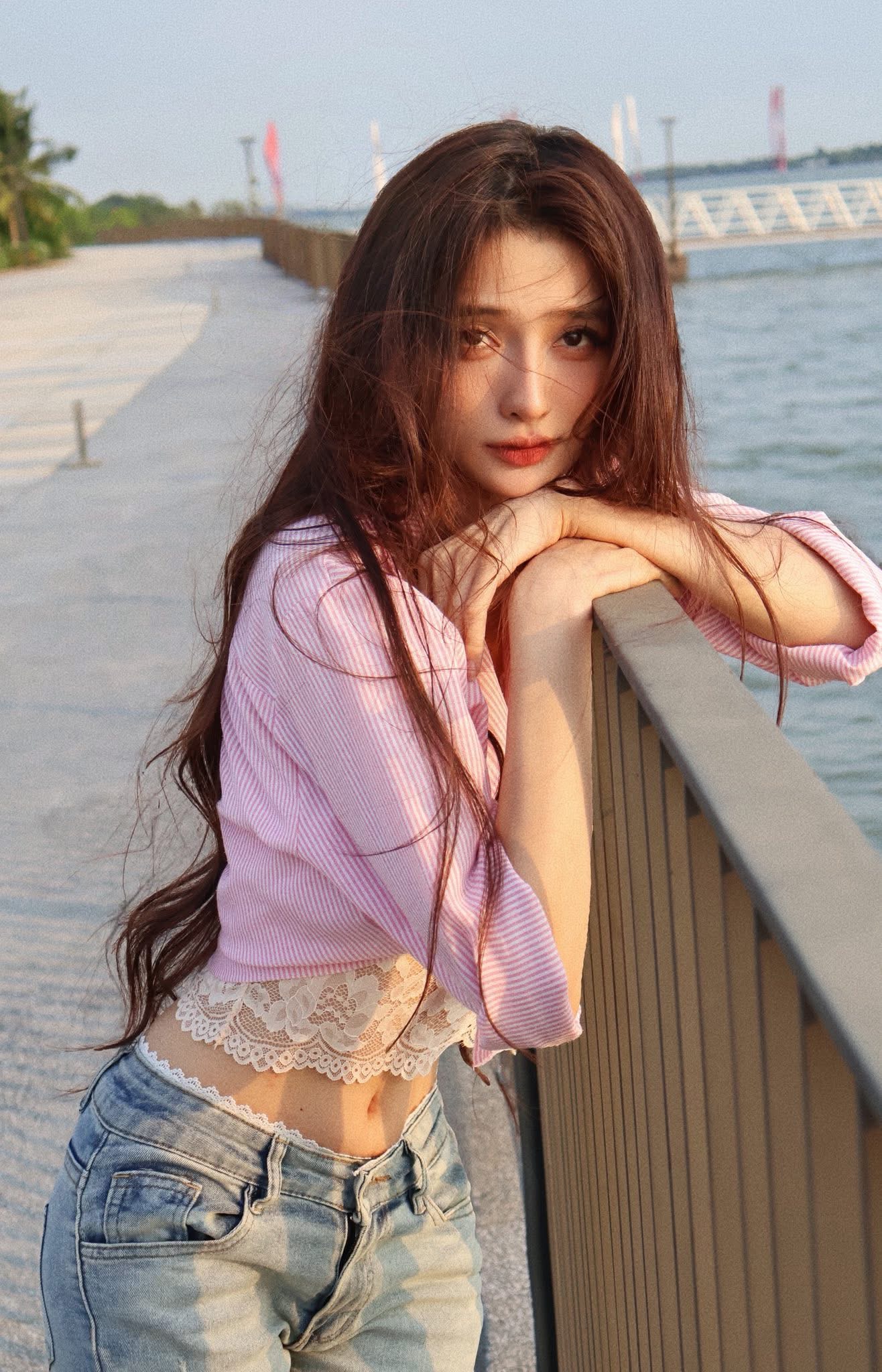 Gái xinh gợi cảm "combat" kẻ khiếm nhã sau màn khoe outfit đi làm bị soi mói- Ảnh 1.