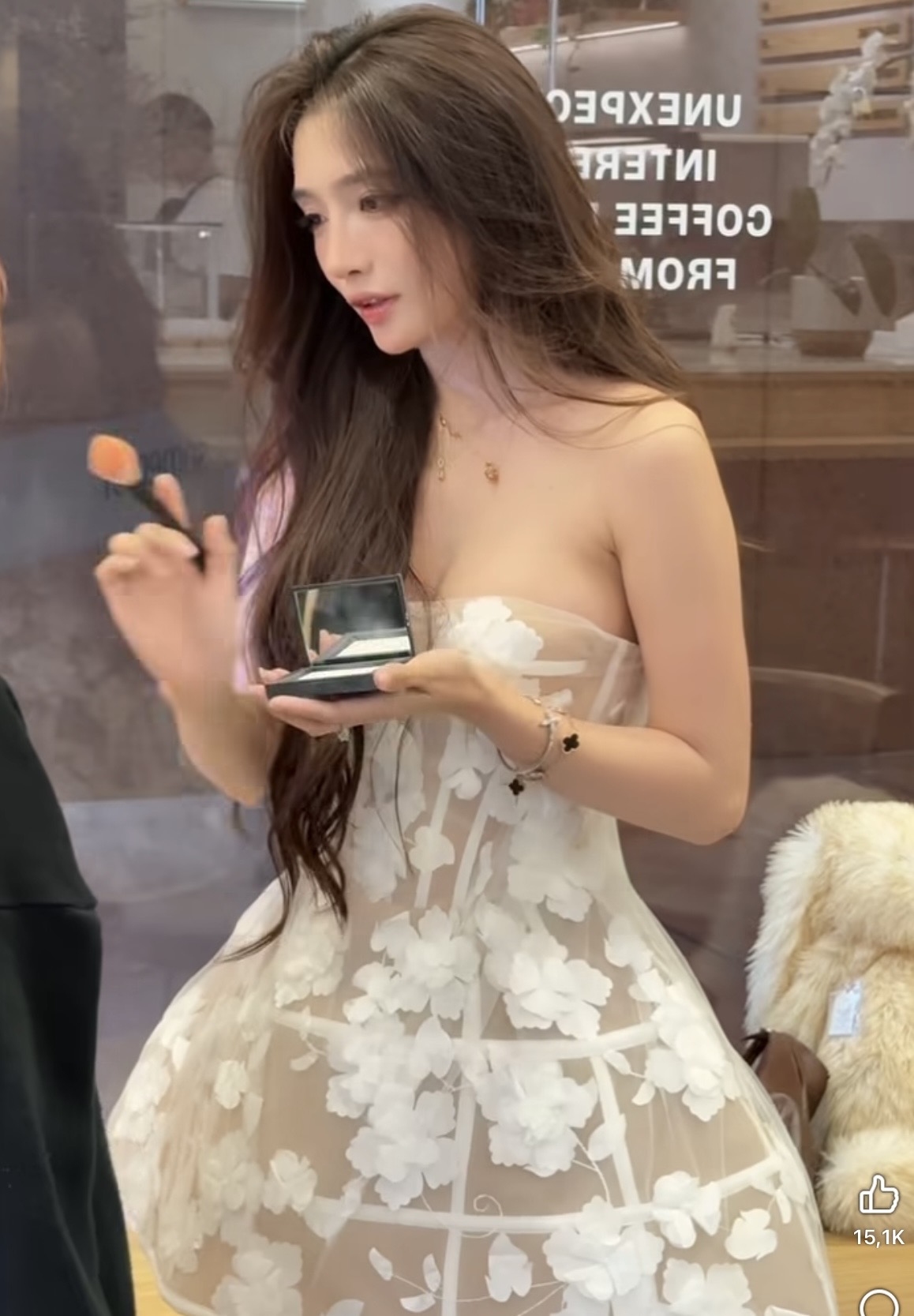 Gái xinh gợi cảm "combat" kẻ khiếm nhã sau màn khoe outfit đi làm bị soi mói- Ảnh 5.