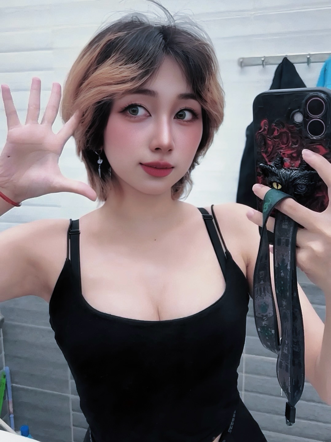 Mercury Nguyen tiếp tục khoe dáng nhưng trang phục khiến fan lo ngại- Ảnh 4.