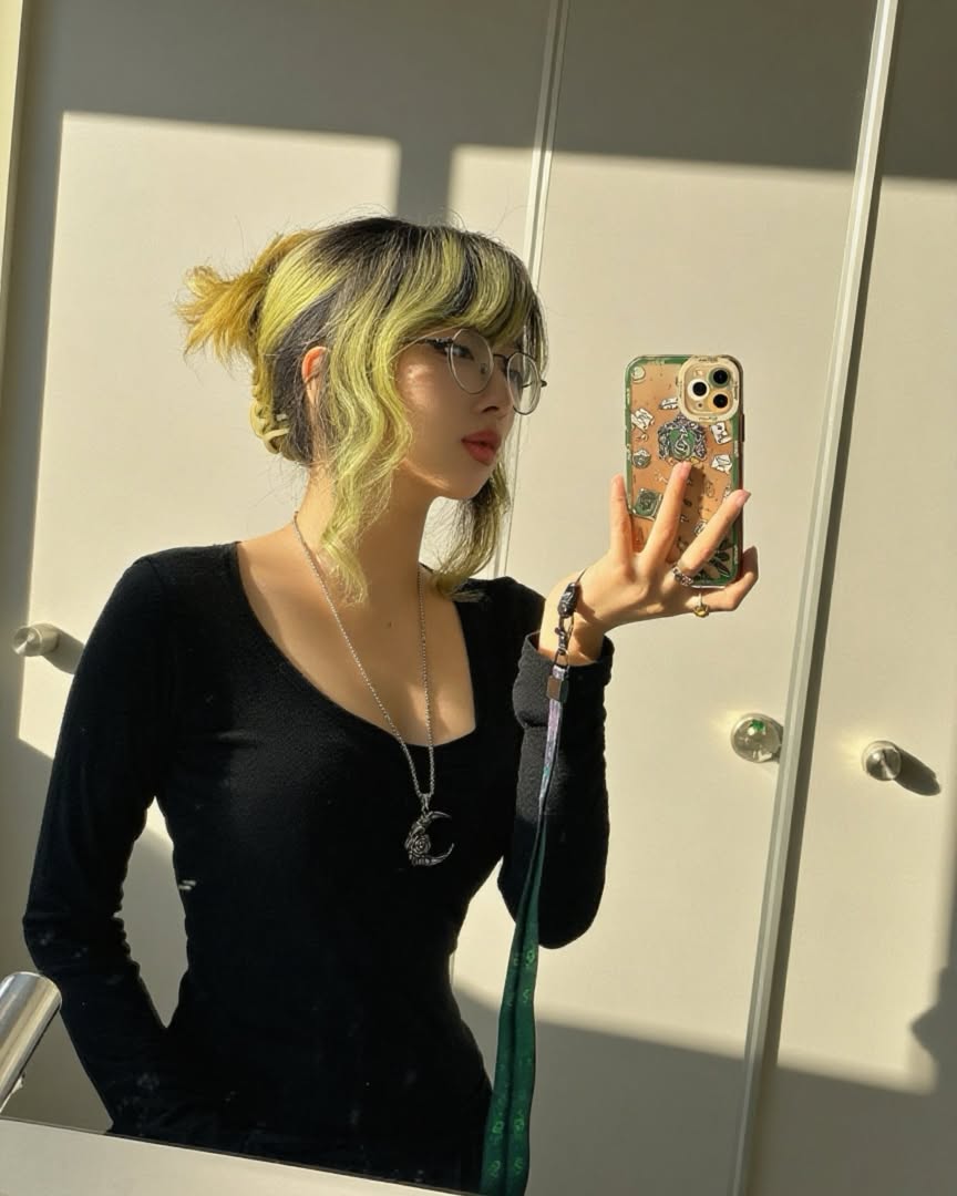 Mercury Nguyen tiếp tục khoe dáng nhưng trang phục khiến fan lo ngại- Ảnh 1.