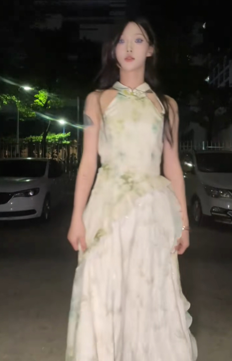 Nhảy nhót "ố dề" giữa phố, hot girl hút hơn 60 triệu view với loạt video "độc lạ" không giống ai- Ảnh 3.