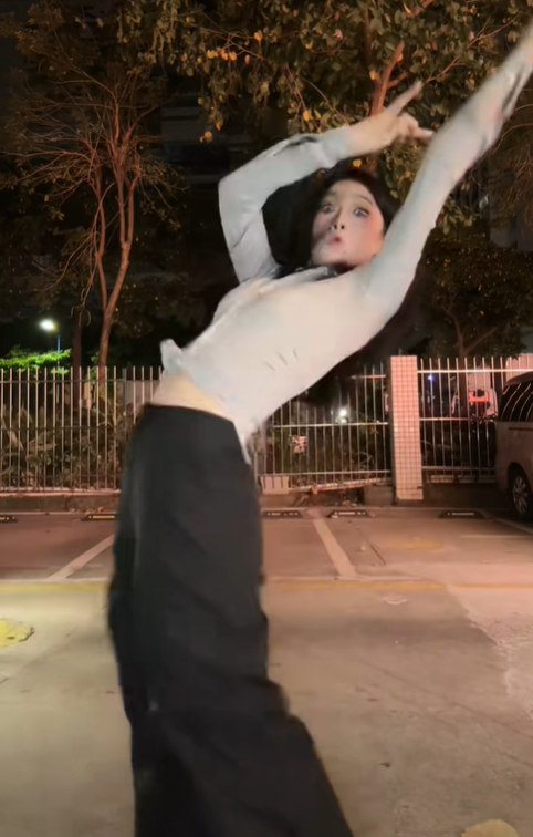 Nhảy nhót "ố dề" giữa phố, hot girl hút hơn 60 triệu view với loạt video "độc lạ" không giống ai- Ảnh 2.
