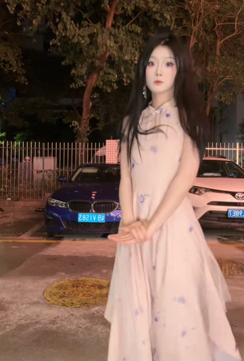 Nhảy nhót "ố dề" giữa phố, hot girl hút hơn 60 triệu view với loạt video "độc lạ" không giống ai- Ảnh 4.