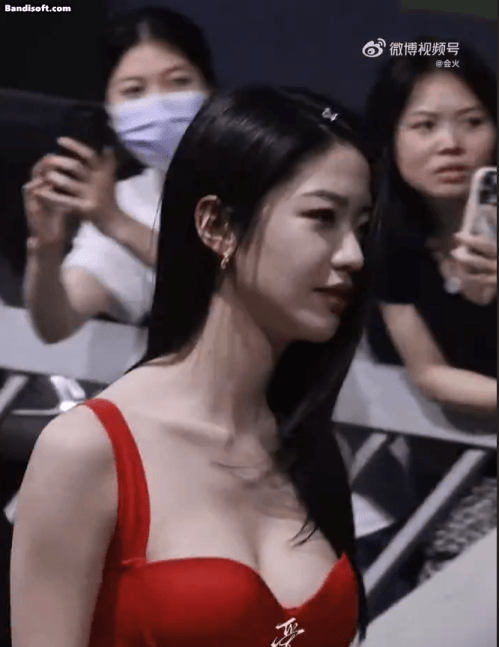Chỉ cần nhìn mỹ nhân này 3 giây thôi là đêm nay khỏi ngủ: Vòng 1 cháy màn hình, đẹp mà body nuột kinh khủng- Ảnh 4.