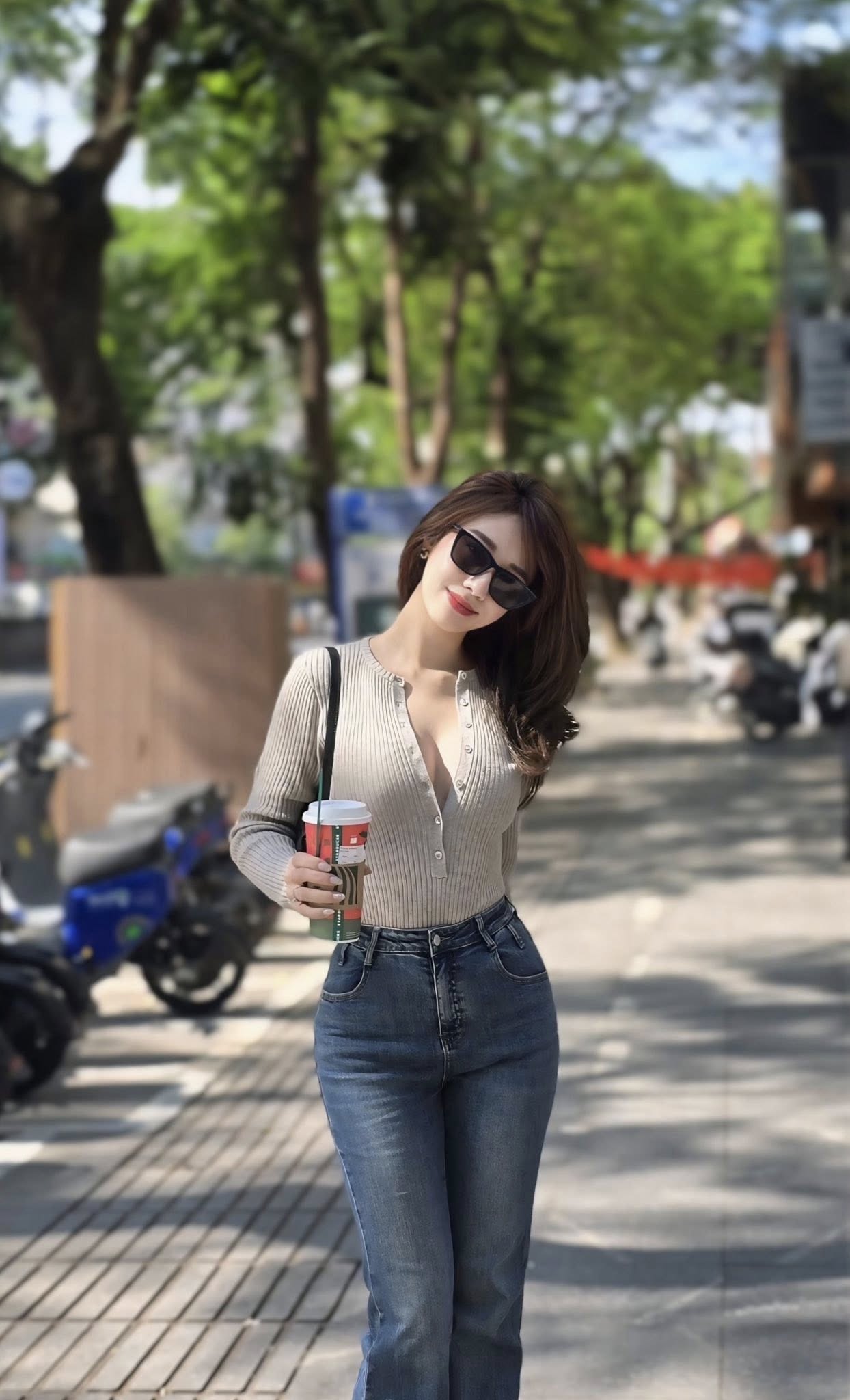 Sau 15 năm, vóc dáng nuột nà của Hà Kim vẫn "gây mê", khiến người xem phải đặt câu hỏi về bí quyết tập luyện của bà mẹ 3 con- Ảnh 6.