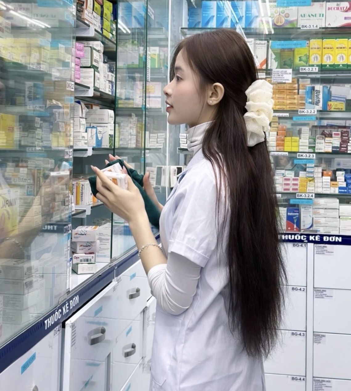 "Liều thuốc" ngọt ngào nhất hôm nay, nữ dược sĩ gây thương nhớ với nụ cười tỏa nắng- Ảnh 1.