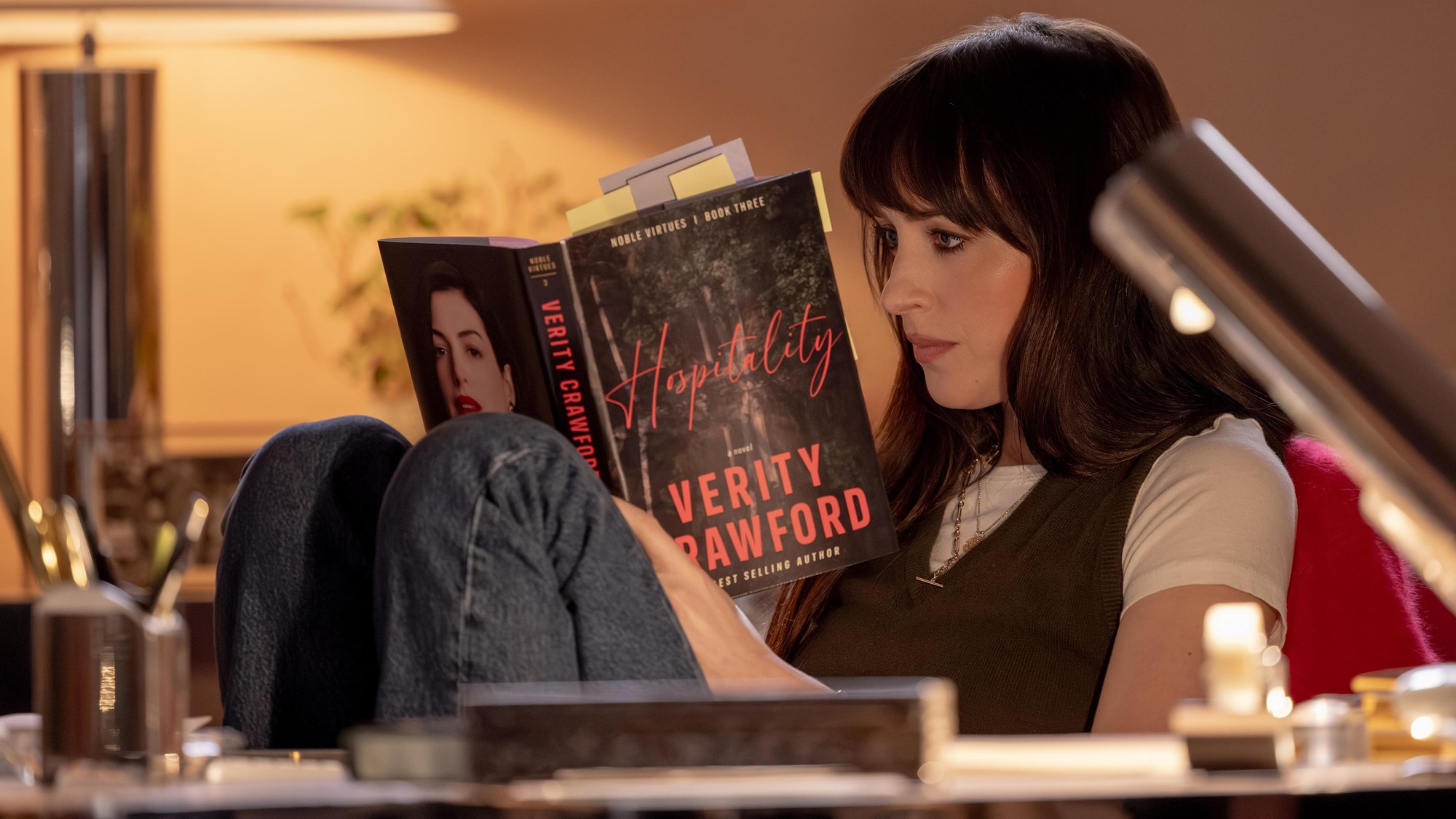Mở mắt đúng cách thấy là thấy Anne Hathaway hôn Dakota Johnson, đóng chung phim 18+ thì ai làm lại 2 chị?- Ảnh 2.