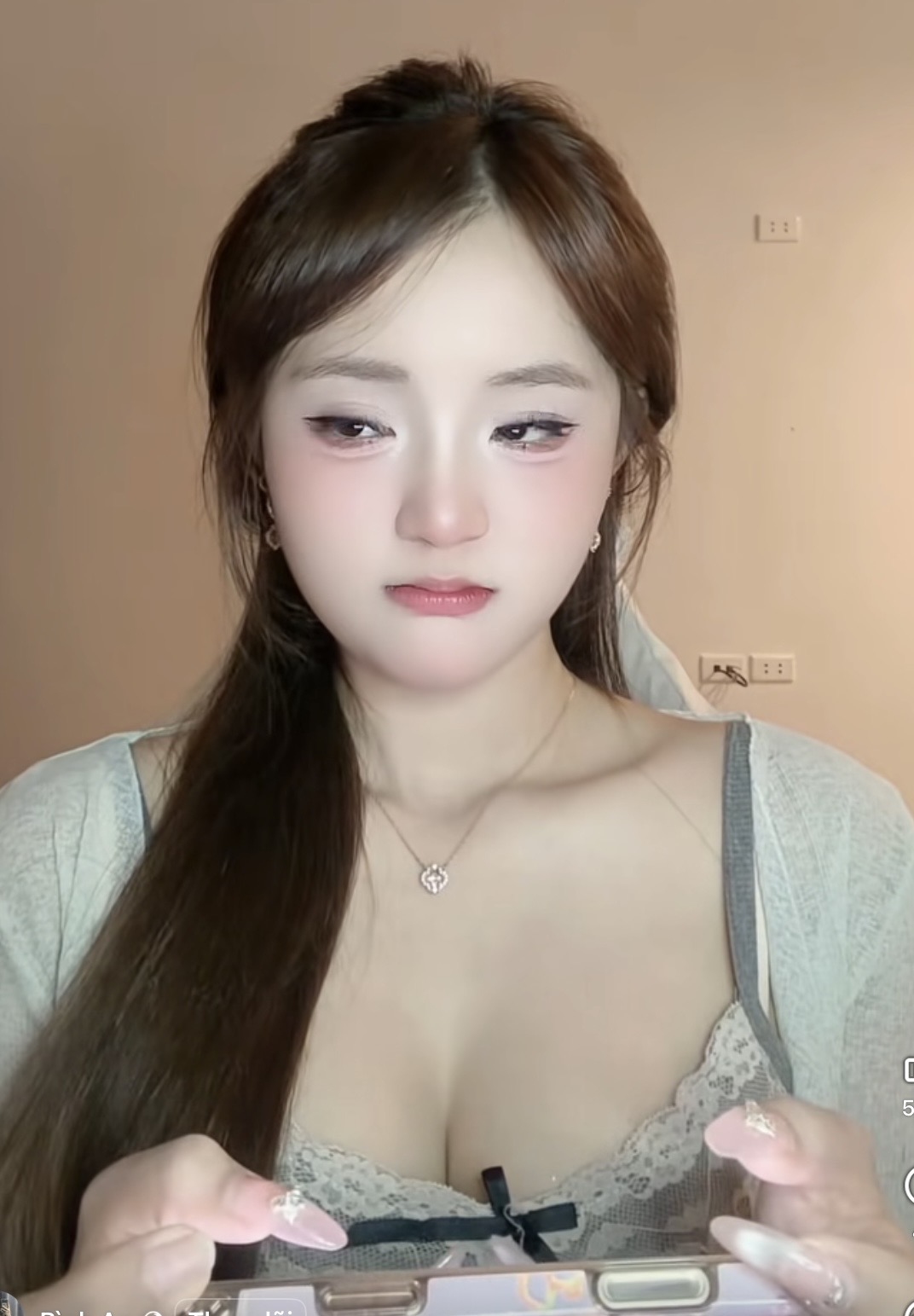 Uất ức tràn màn hình, hot girl Bình An cay cú đến suýt khóc khi chơi PUBG- Ảnh 3.