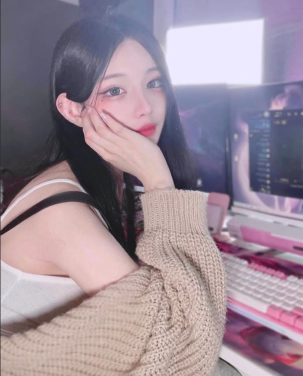 Làm thêm ở quán net, hot girl xinh đẹp khiến lượng khách tăng vọt, visual như búp bê- Ảnh 1.
