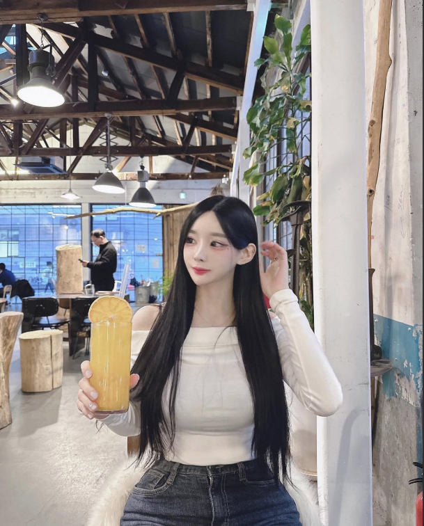 Làm thêm ở quán net, hot girl xinh đẹp khiến lượng khách tăng vọt, visual như búp bê- Ảnh 2.