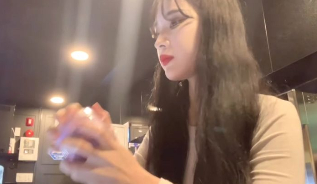 Làm thêm ở quán net, hot girl xinh đẹp khiến lượng khách tăng vọt, visual như búp bê- Ảnh 3.