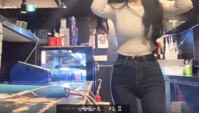Làm thêm ở quán net, hot girl xinh đẹp khiến lượng khách tăng vọt, visual như búp bê- Ảnh 4.