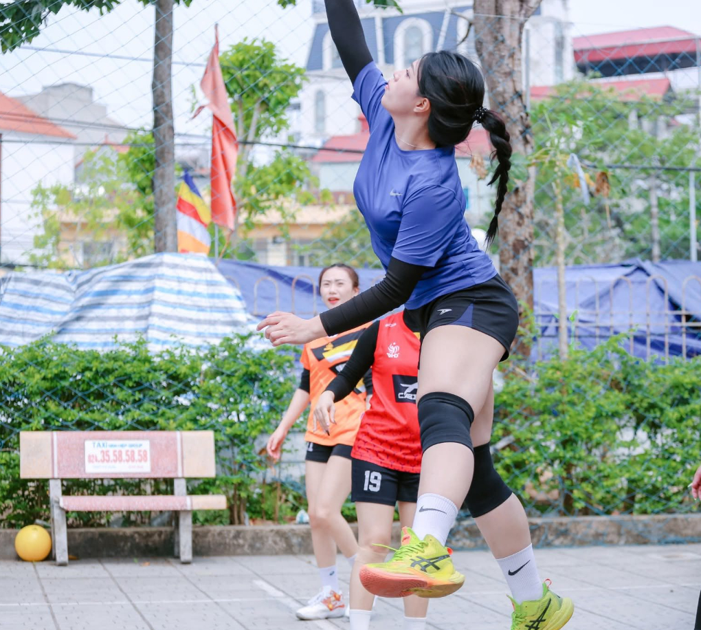 "Chán" đấu vật, Anh Thơ "chuyển kênh" sang bộ môn bóng chuyền, tiếp tục khiến CĐM không thể rời mắt- Ảnh 2.