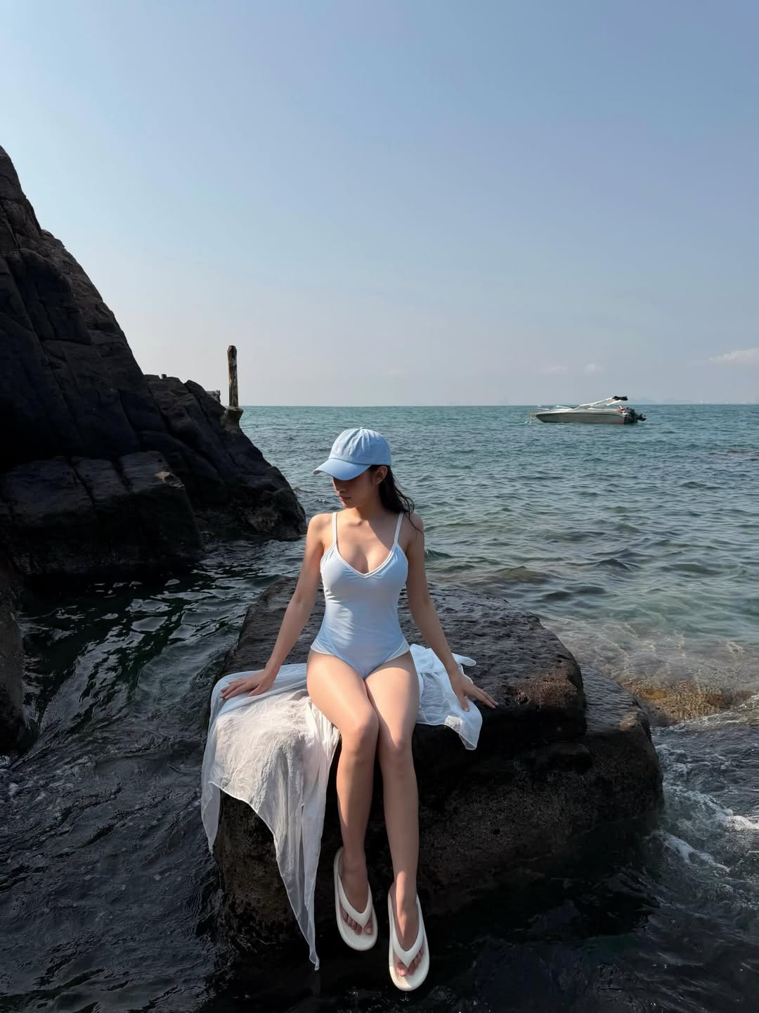 Không cần caption, nữ TikToker này vẫn khiến fan "ngây ngất" với bộ ảnh "chào hè" mới- Ảnh 3.