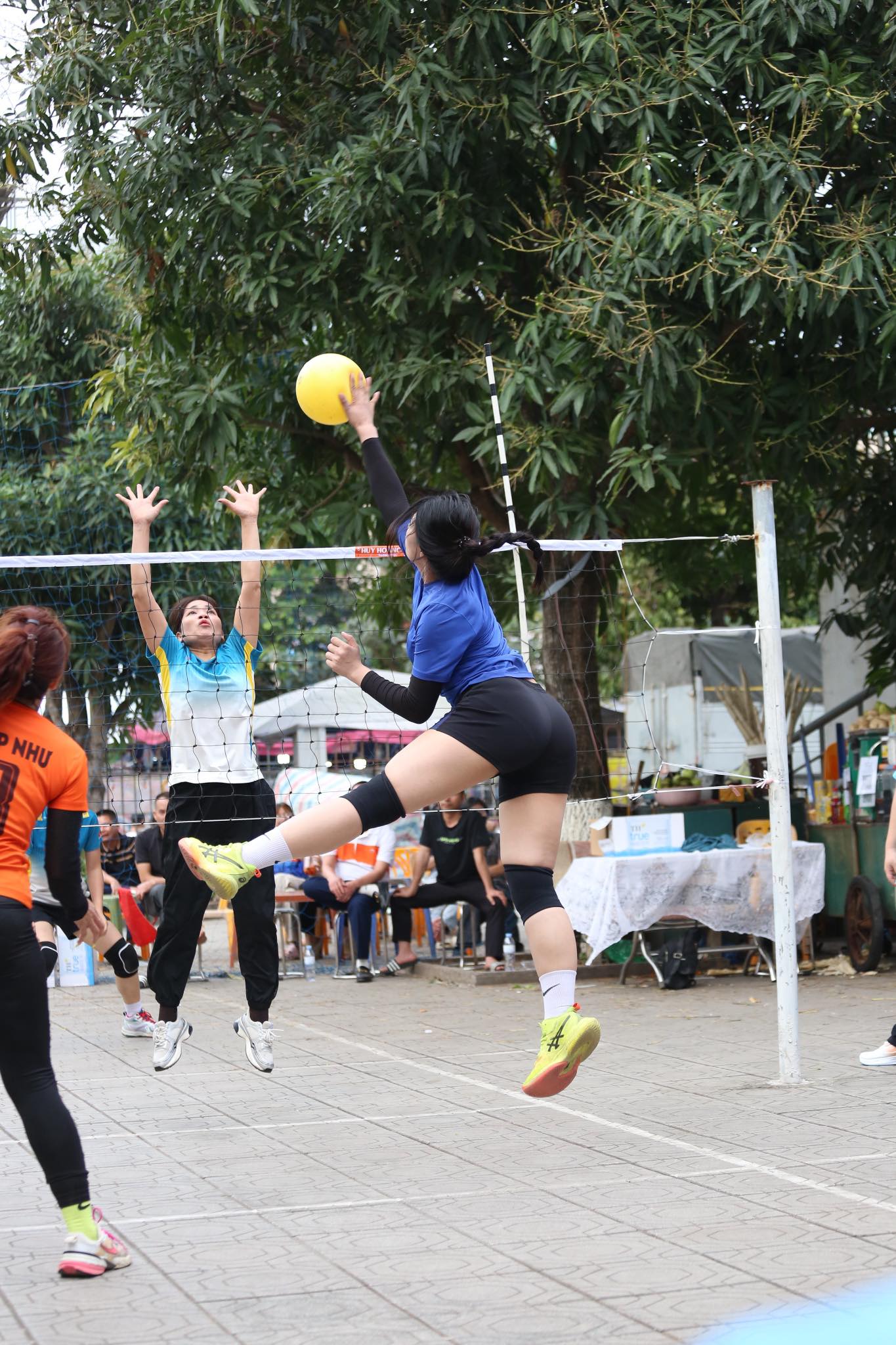 "Chán" đấu vật, Anh Thơ "chuyển kênh" sang bộ môn bóng chuyền, tiếp tục khiến CĐM không thể rời mắt- Ảnh 4.