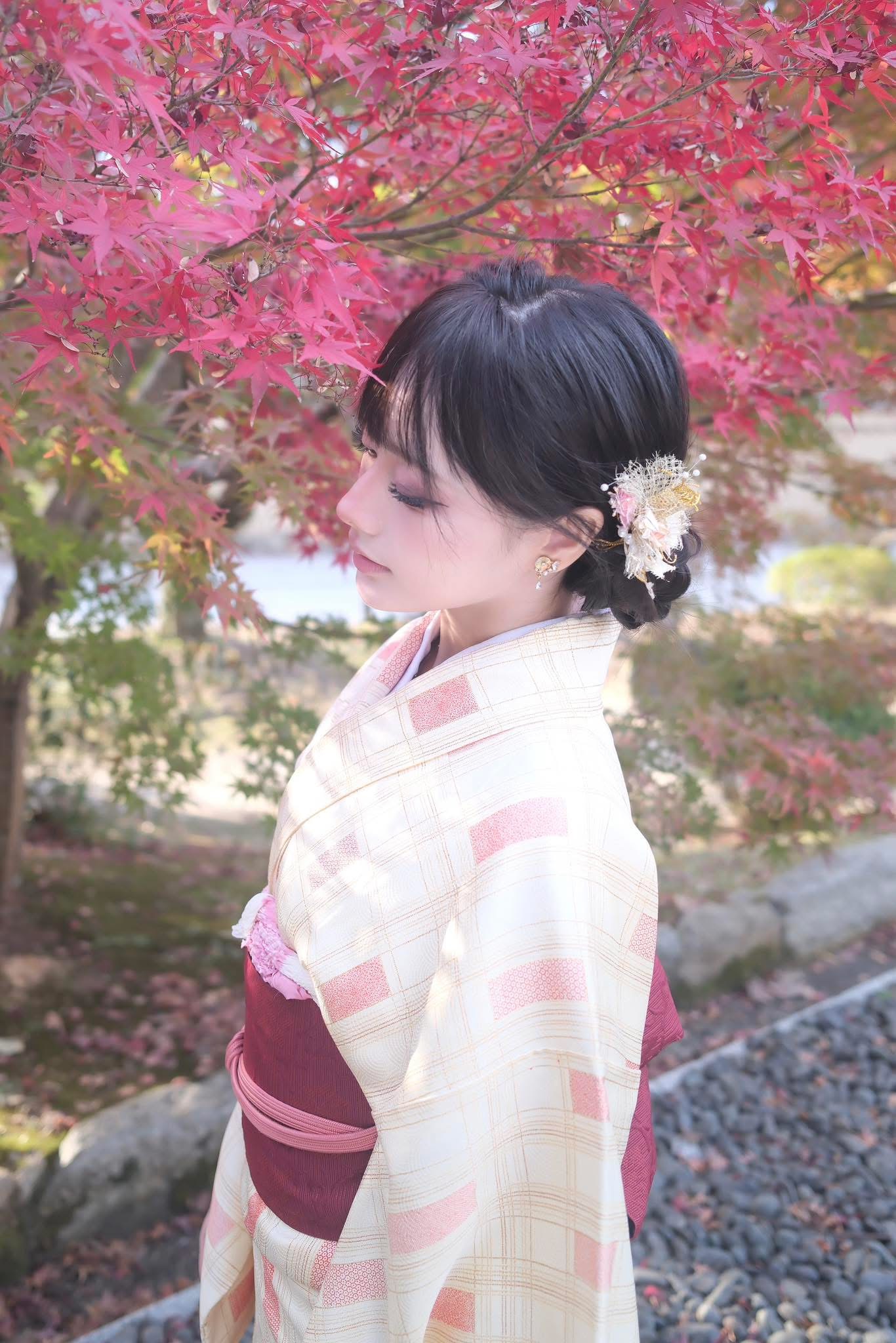 Chỉ một khoảnh khắc vén tóc, "nữ thần" giới cosplay khiến hàng triệu fan nam rung rinh vì quá đỗi ngọt ngào- Ảnh 1.