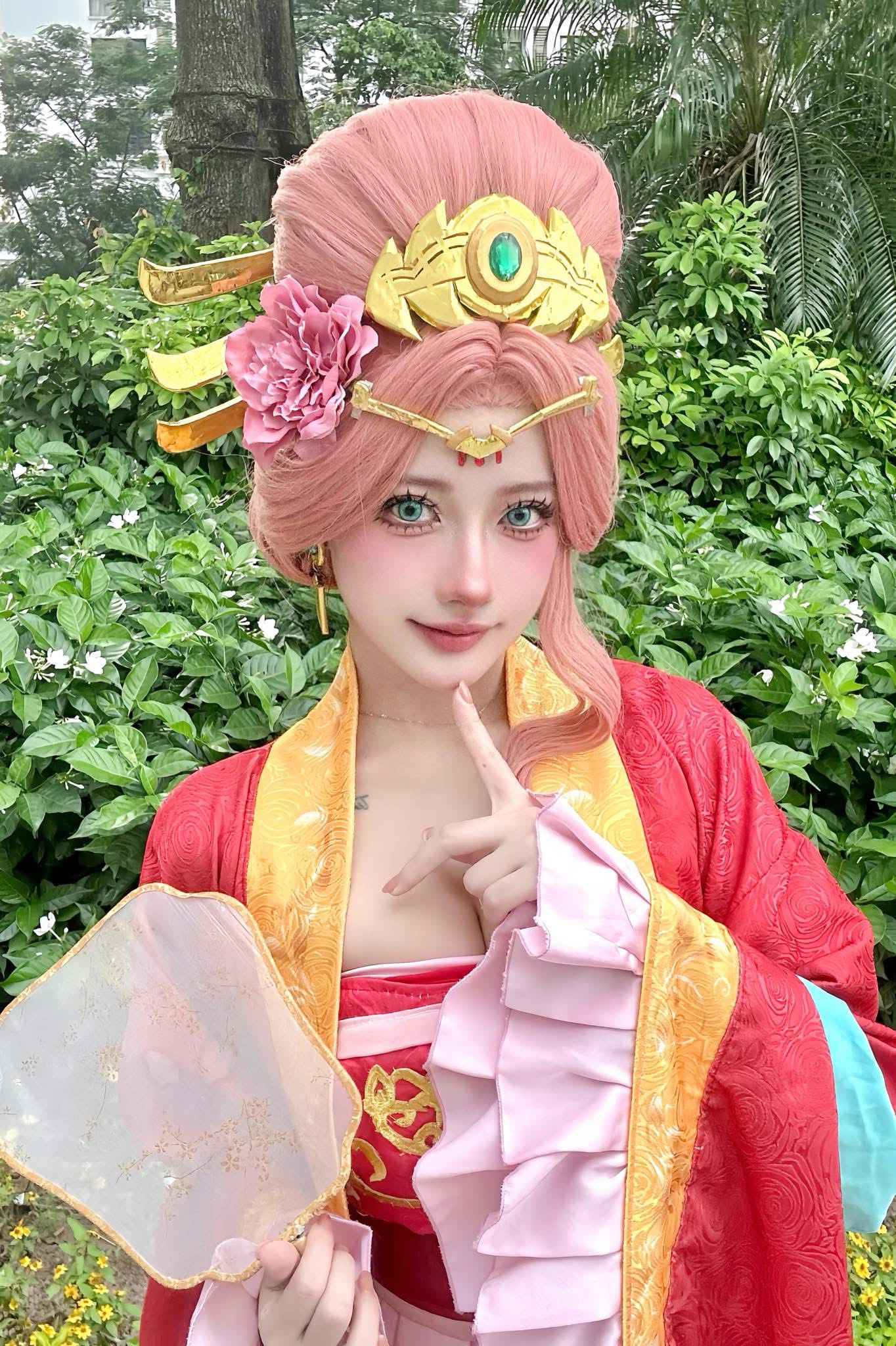 Chỉ một khoảnh khắc vén tóc, "nữ thần" giới cosplay khiến hàng triệu fan nam rung rinh vì quá đỗi ngọt ngào- Ảnh 2.