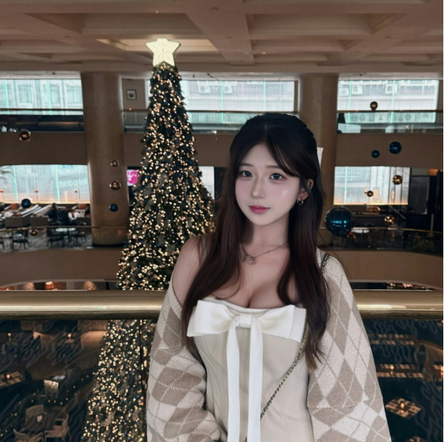 Cửa hàng thẻ bài Pokémon gây sốt với nữ nhân viên quyến rũ, xinh như hot girl, khách nam xếp hàng để chờ mua- Ảnh 2.