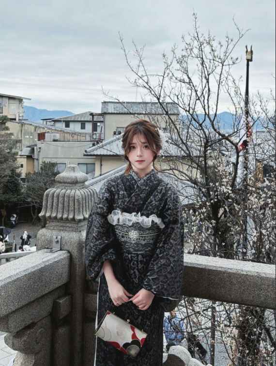 Cửa hàng thẻ bài Pokémon gây sốt với nữ nhân viên quyến rũ, xinh như hot girl, khách nam xếp hàng để chờ mua- Ảnh 4.