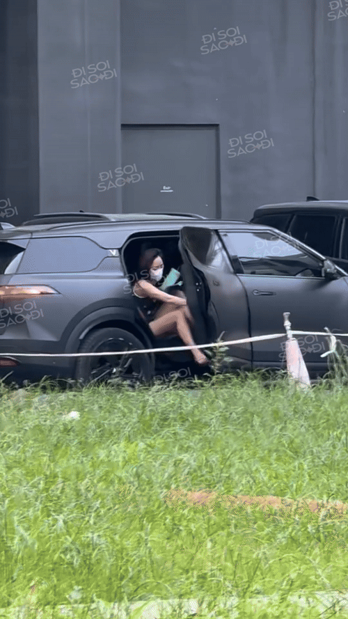 Tóc Tiên lên đồ hở bạo khoe dáng, bị soi vẫn khư khư 1 thứ chung với Touliver- Ảnh 8.