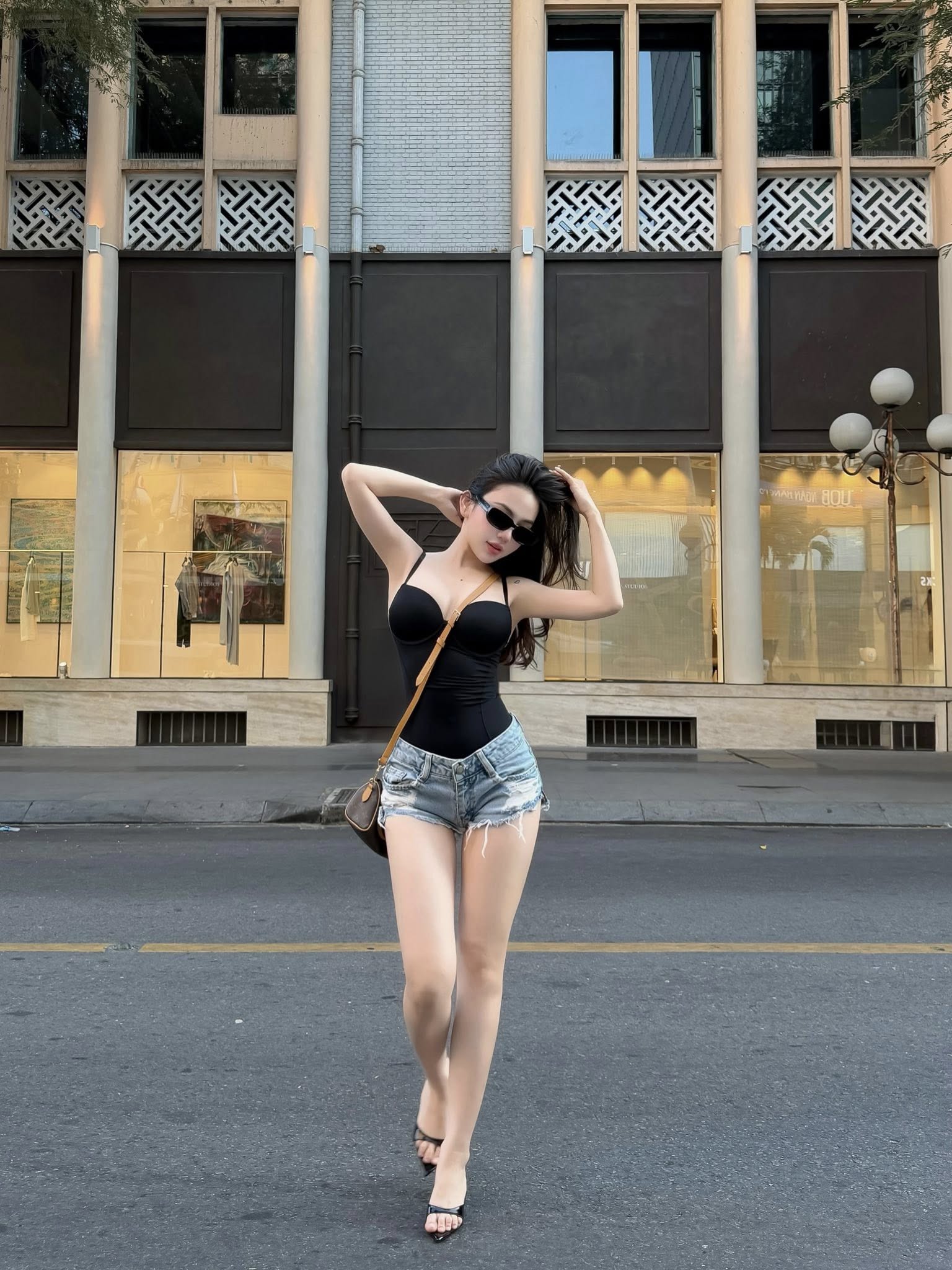 "Nháy vội" vài tấm hình khi dạo phố, hot girl chứng minh sức mạnh của một body hoàn hảo- Ảnh 1.