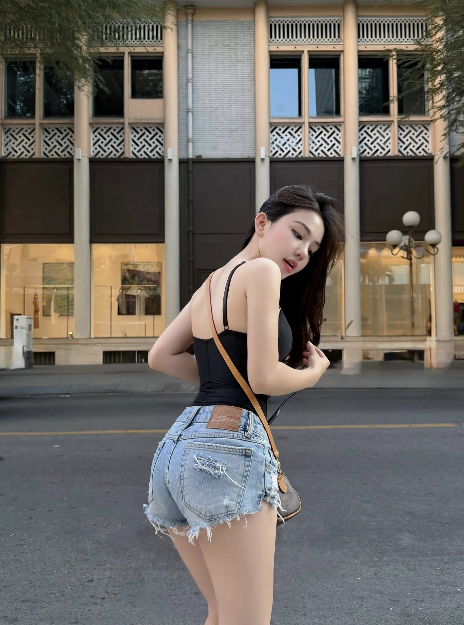 "Nháy vội" vài tấm hình khi dạo phố, hot girl chứng minh sức mạnh của một body hoàn hảo- Ảnh 3.