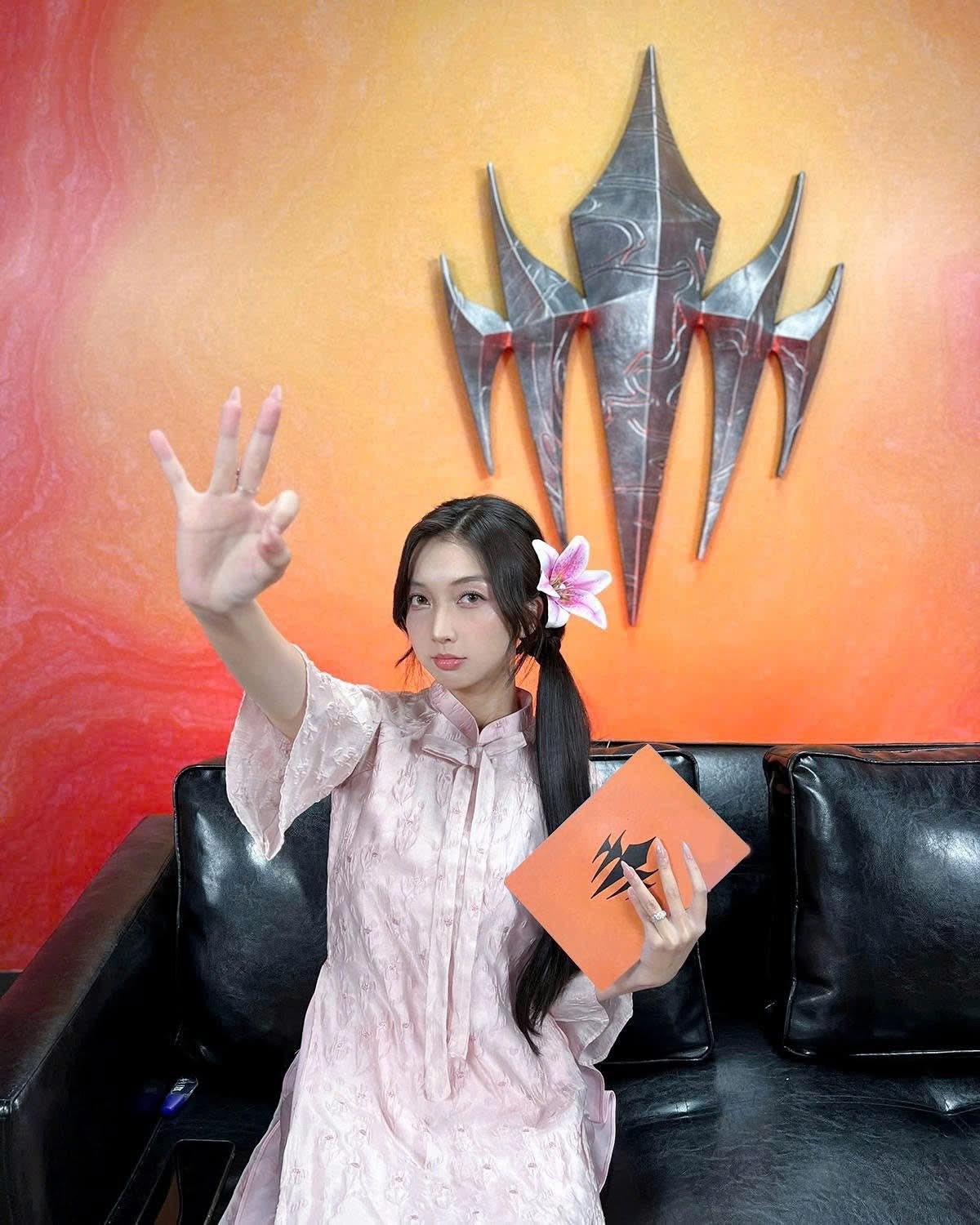 Không thể rời mắt khỏi nhan sắc ấn tượng của nữ MC tân binh đang "làm mưa làm gió" làng game Việt- Ảnh 1.