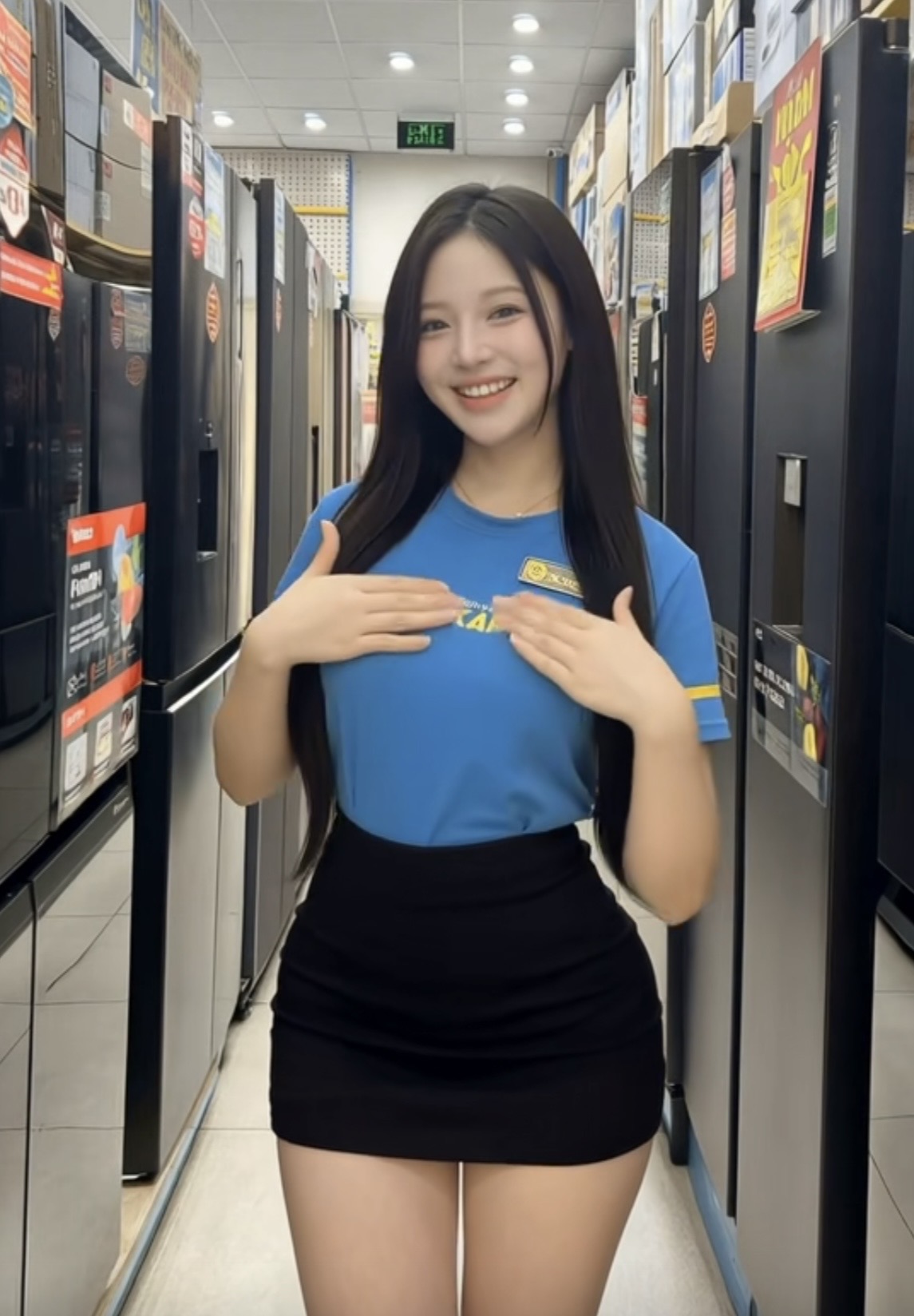 Thực hư clip xoạc "viral" của nữ nhân viên xinh đẹp, dân tình "mắt tròn mắt dẹt" ngỡ ngàng- Ảnh 1.