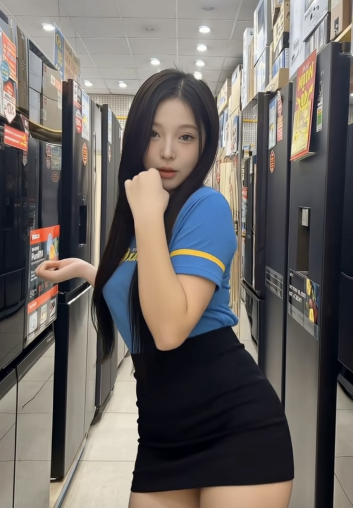 Thực hư clip xoạc "viral" của nữ nhân viên xinh đẹp, dân tình "mắt tròn mắt dẹt" ngỡ ngàng- Ảnh 2.