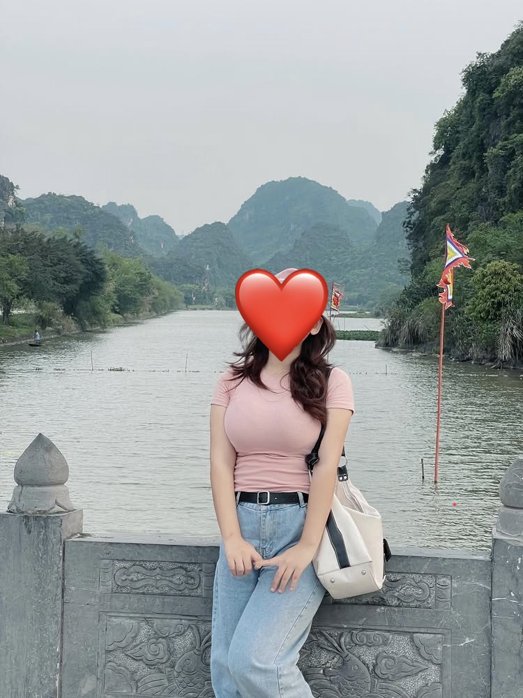 Diện đồ kín đáo đến 90% vẫn không thoát "lời ra tiếng vào", cô gái khóc ròng vì vòng 1 "quá khổ"- Ảnh 1.