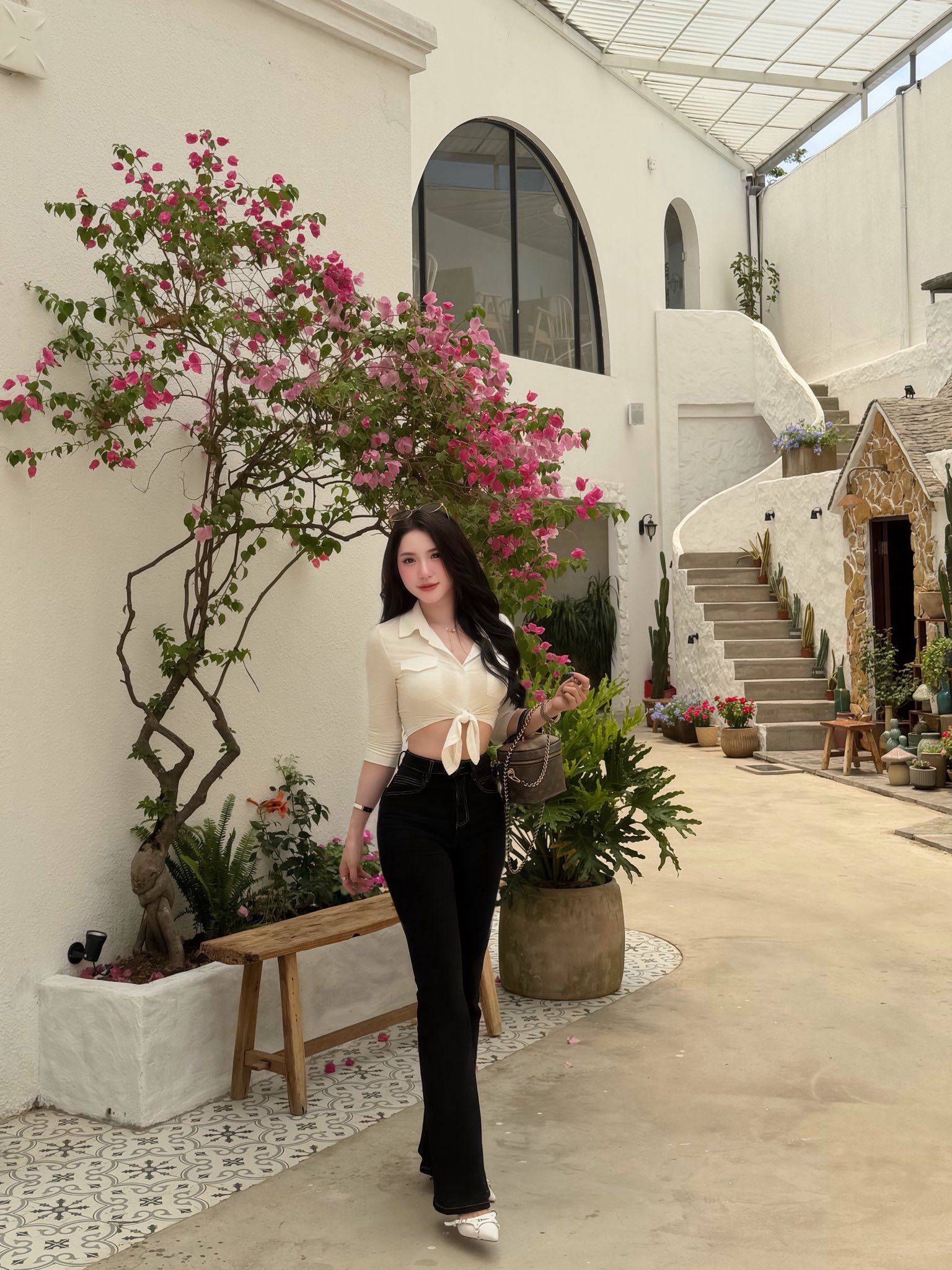 Diện đồ công sở đi cafe, hot girl khiến ai cũng phải gật gù thích thú với vóc dáng cực chuẩn- Ảnh 3.