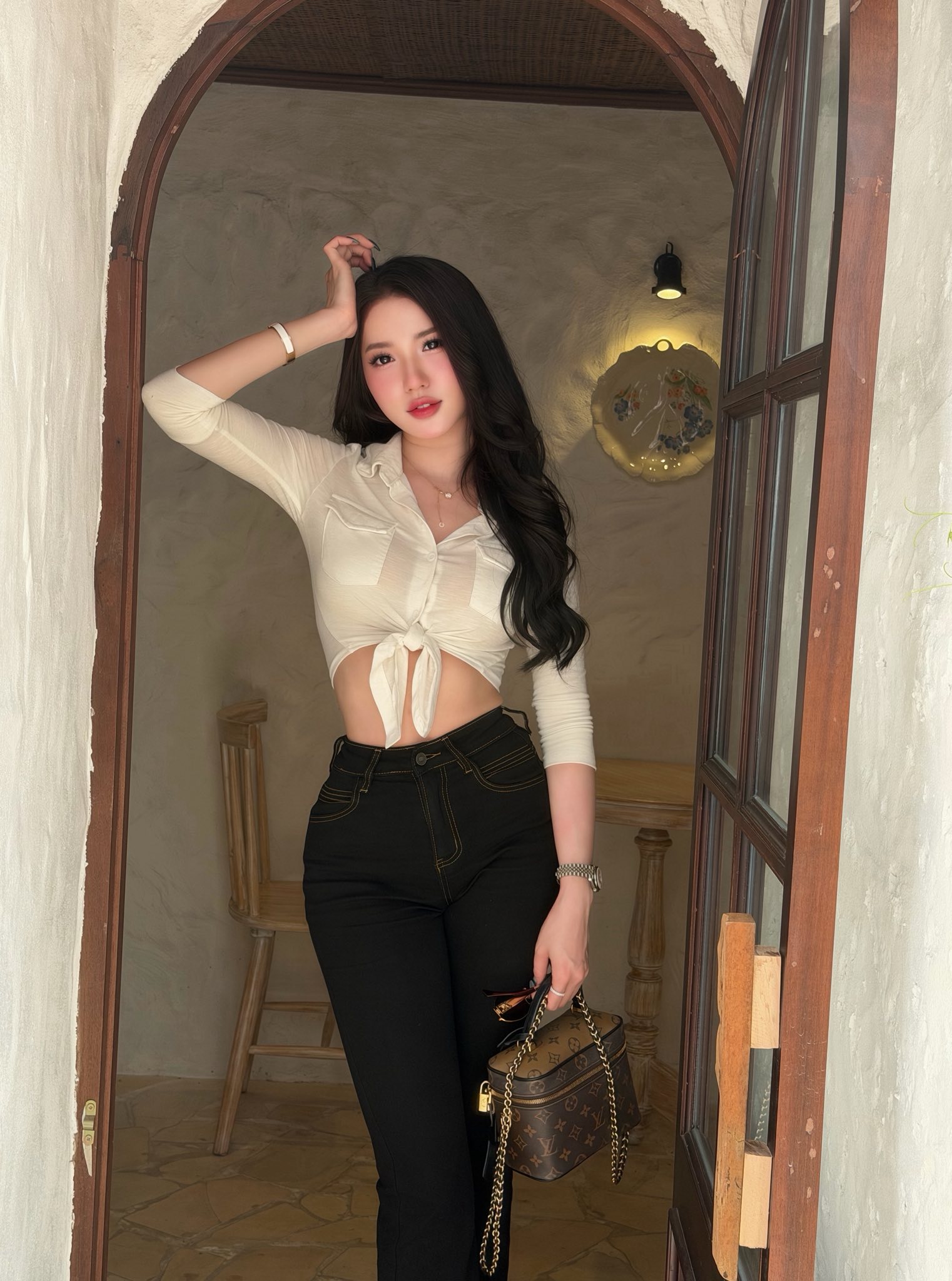 Diện đồ công sở đi cafe, hot girl khiến ai cũng phải gật gù thích thú với vóc dáng cực chuẩn- Ảnh 6.