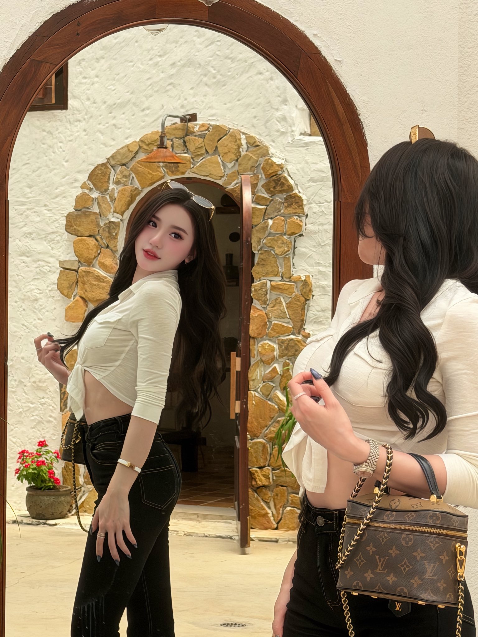 Diện đồ công sở đi cafe, hot girl khiến ai cũng phải gật gù thích thú với vóc dáng cực chuẩn- Ảnh 4.