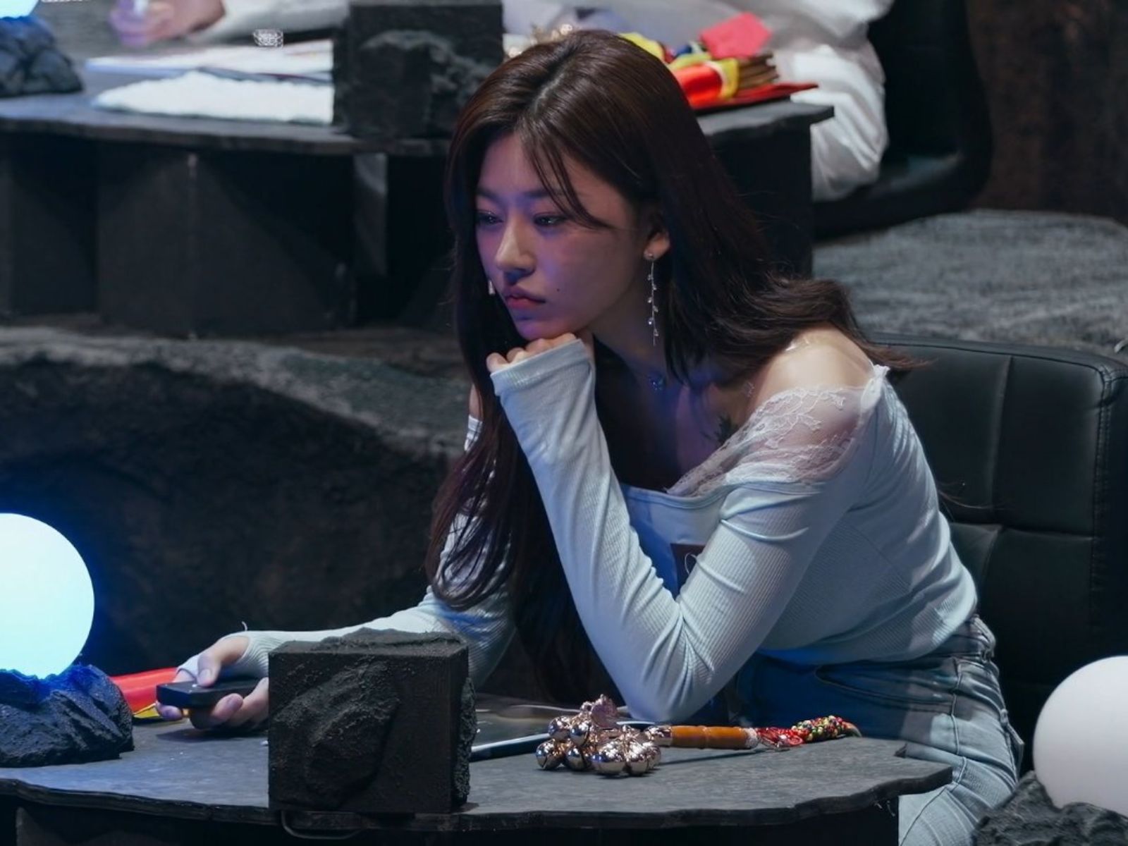 Chùm ảnh bà đồng mặc bikini gây xôn xao dư luận Hàn- Ảnh 1.