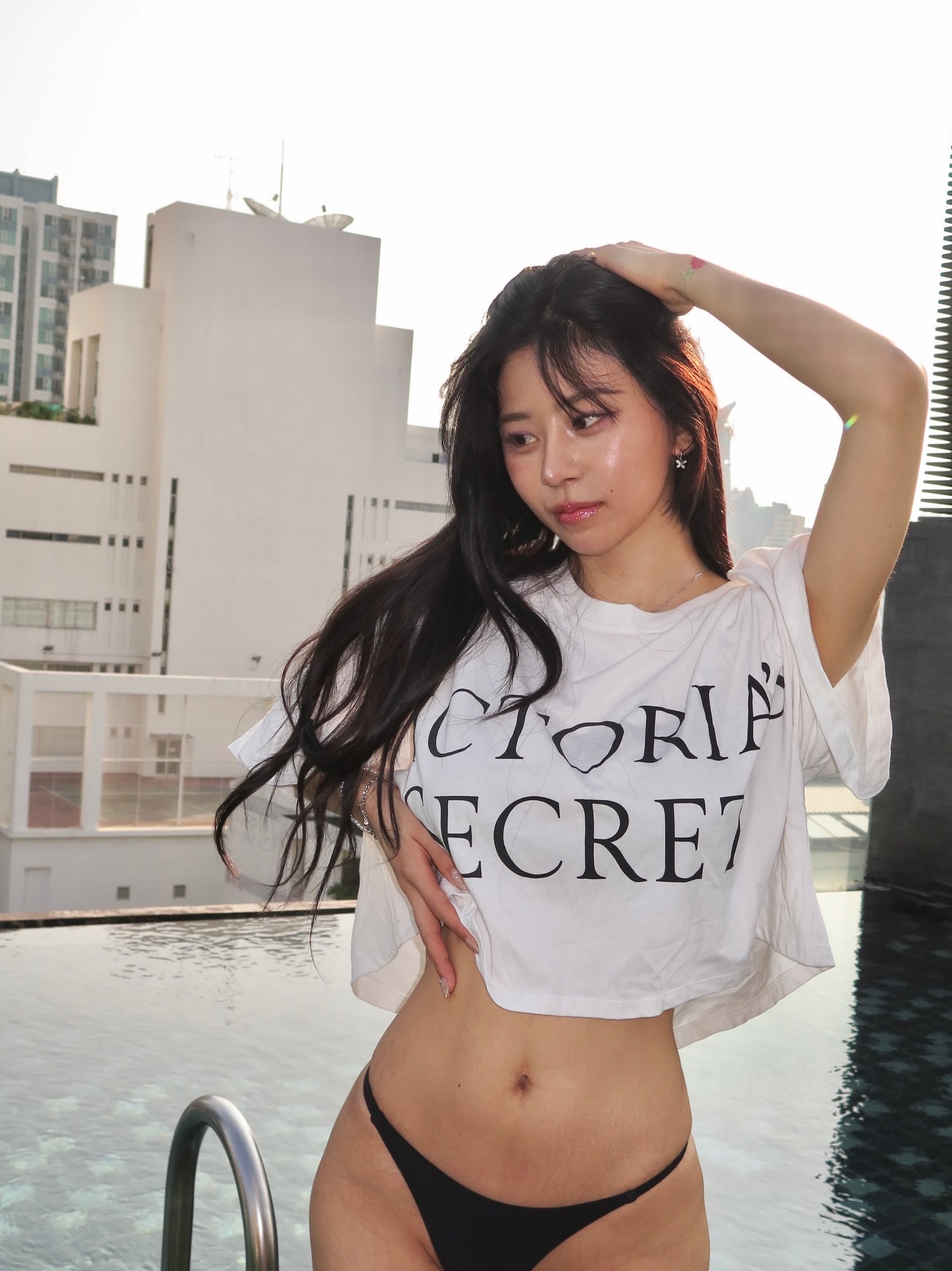 Chùm ảnh bà đồng mặc bikini gây xôn xao dư luận Hàn- Ảnh 4.