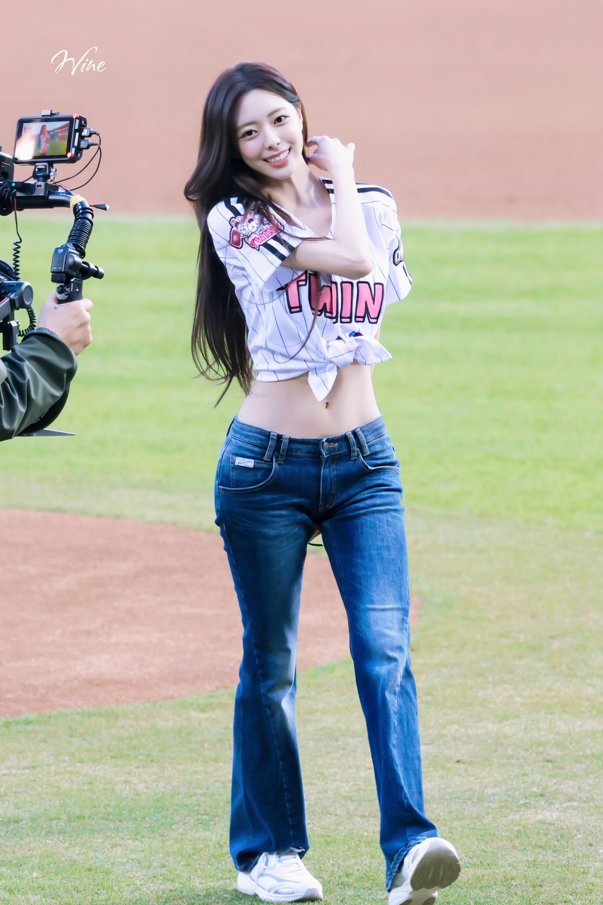 Mỹ nhân 2003 gây bão tại sân bóng chày, nhan sắc "nữ thần" chấp cả cam thường- Ảnh 1.