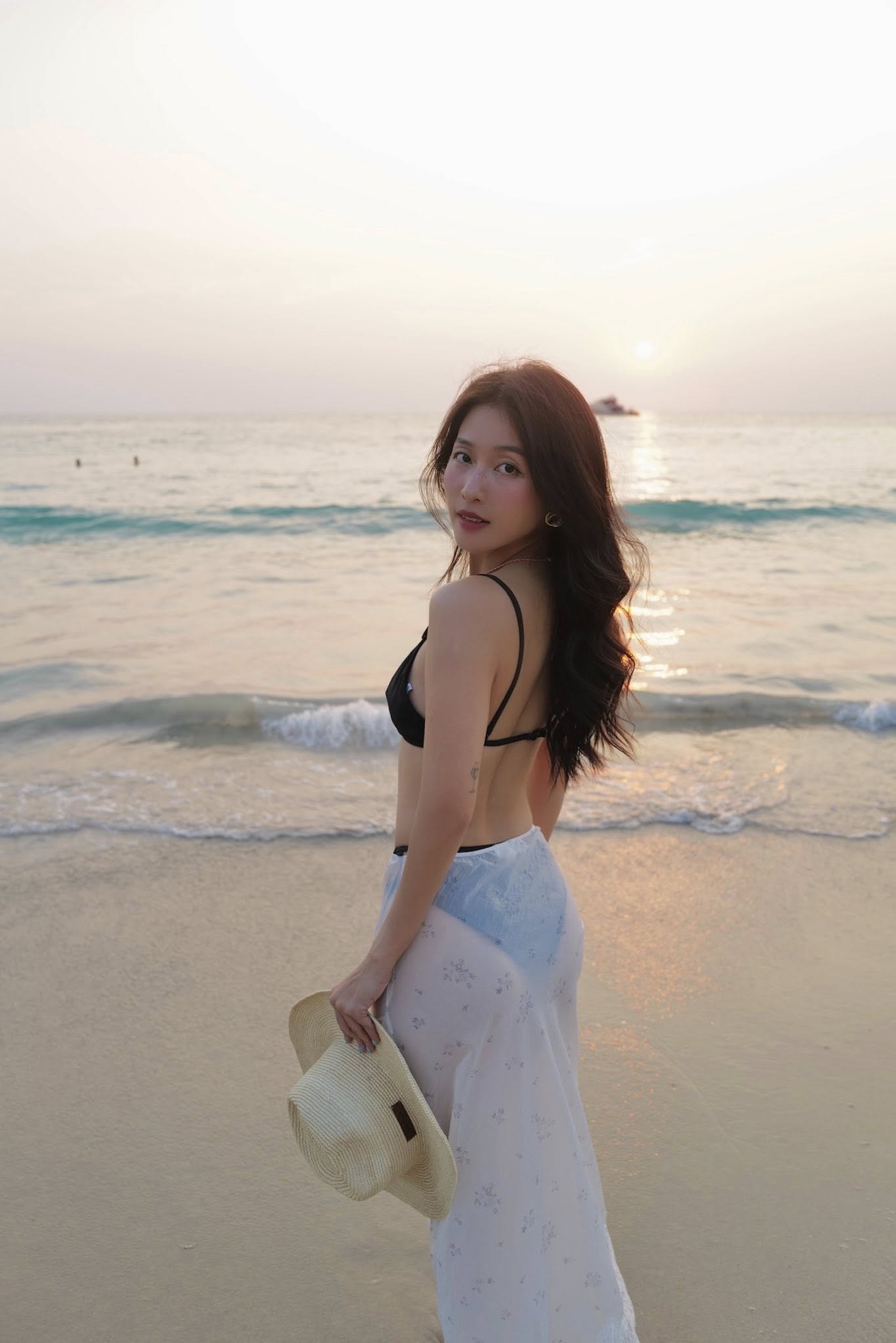 Nắng nóng cũng không bằng dàn mỹ nhân "đua bikini": Phương Ly - Văn Mai Hương đọ body hừng hực, nín thở chờ 1 "con tướng"- Ảnh 6. Nắng nóng cũng không bằng dàn mỹ nhân "đua bikini": Phương Ly - Văn Mai Hương đọ body hừng hực, nín thở chờ 1 "con tướng"- Ảnh 6.