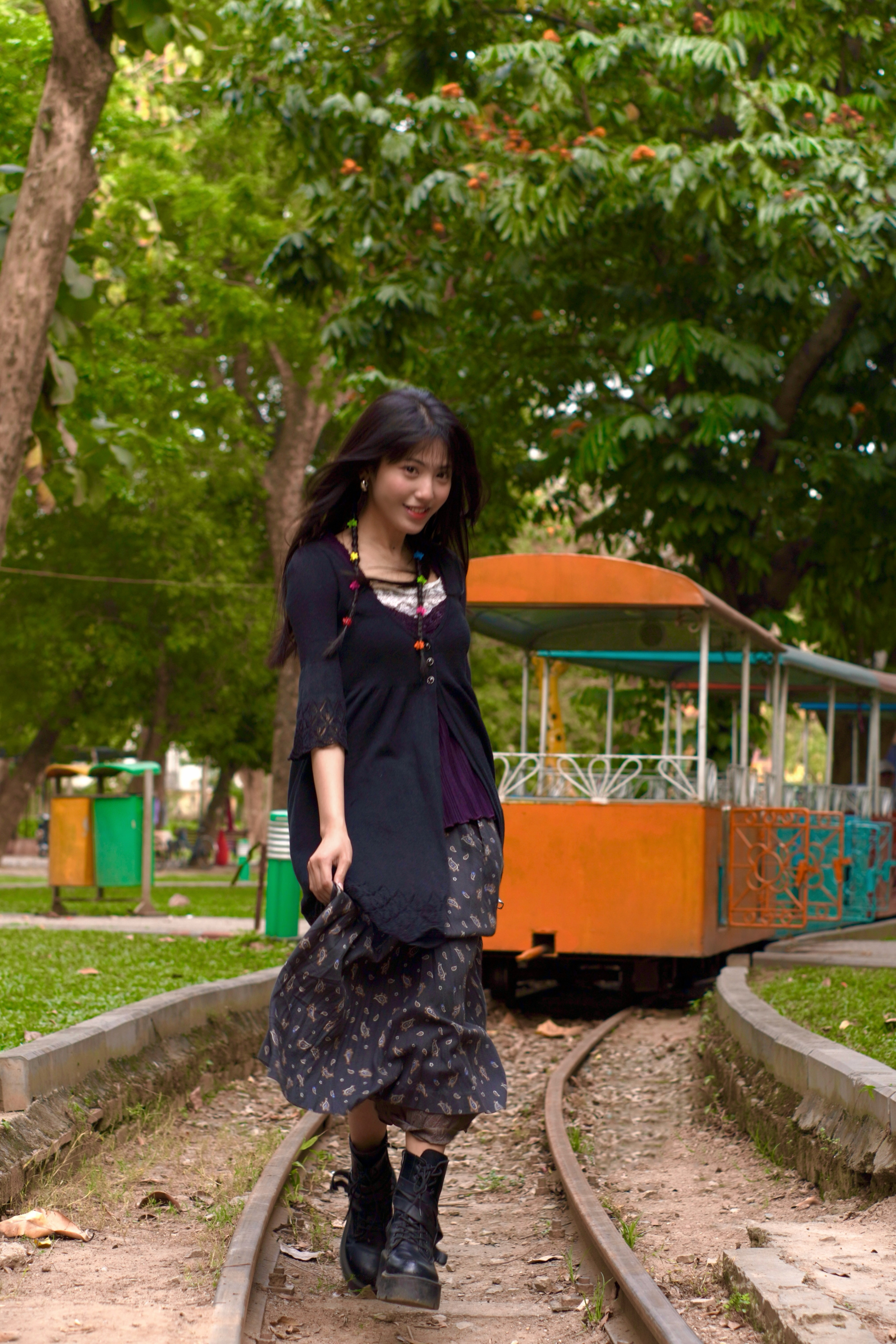 Cô gái nổi tiếng với bộ ảnh chụp ở công viên Thống Nhất: Mình không cố để trông cổ điển- Ảnh 23. Cô gái nổi tiếng với bộ ảnh chụp ở công viên Thống Nhất: Mình không cố để trông cổ điển- Ảnh 23.