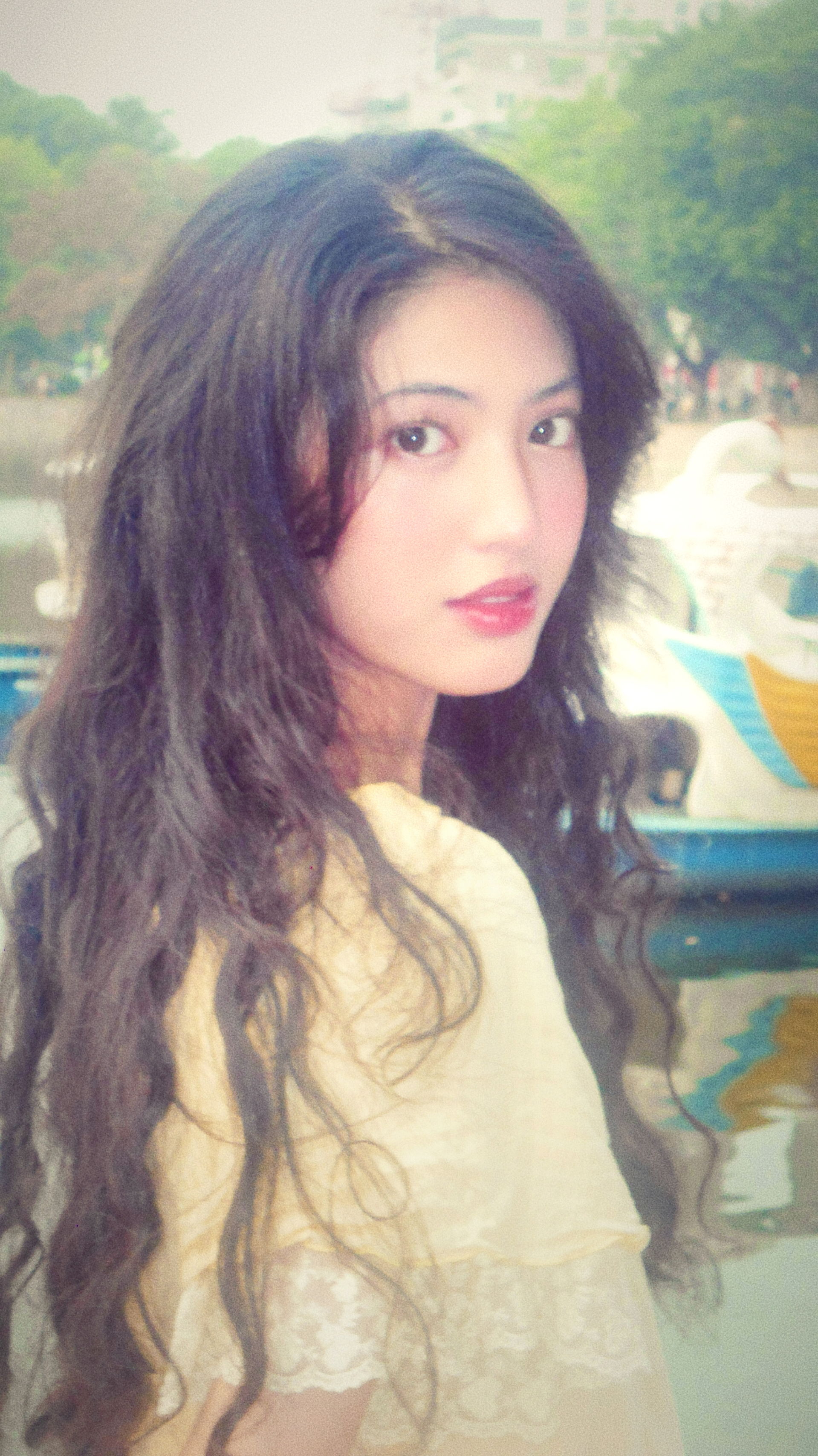 Cô gái nổi tiếng với bộ ảnh chụp ở công viên Thống Nhất: Mình không cố để trông cổ điển- Ảnh 1. Cô gái nổi tiếng với bộ ảnh chụp ở công viên Thống Nhất: Mình không cố để trông cổ điển- Ảnh 1.